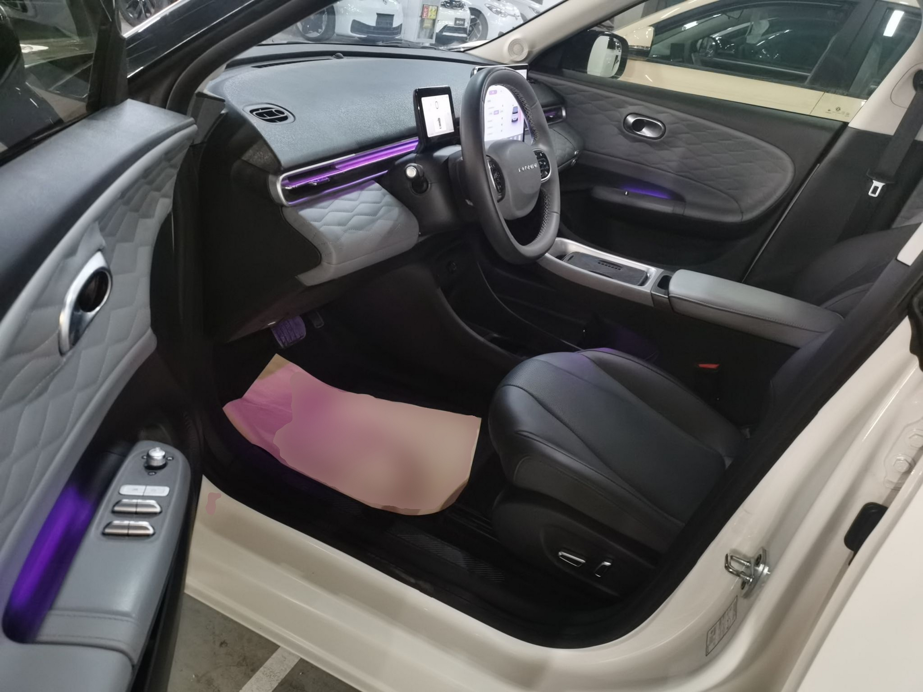 المقاعد الأمامية داخل السيارة