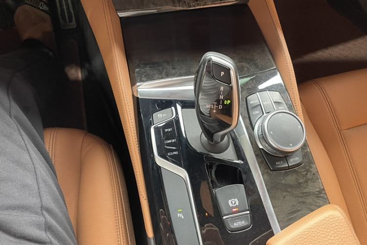 Used BMW 5 Series 2019 Facelifted 530Li Leading Edition M Sport Package
