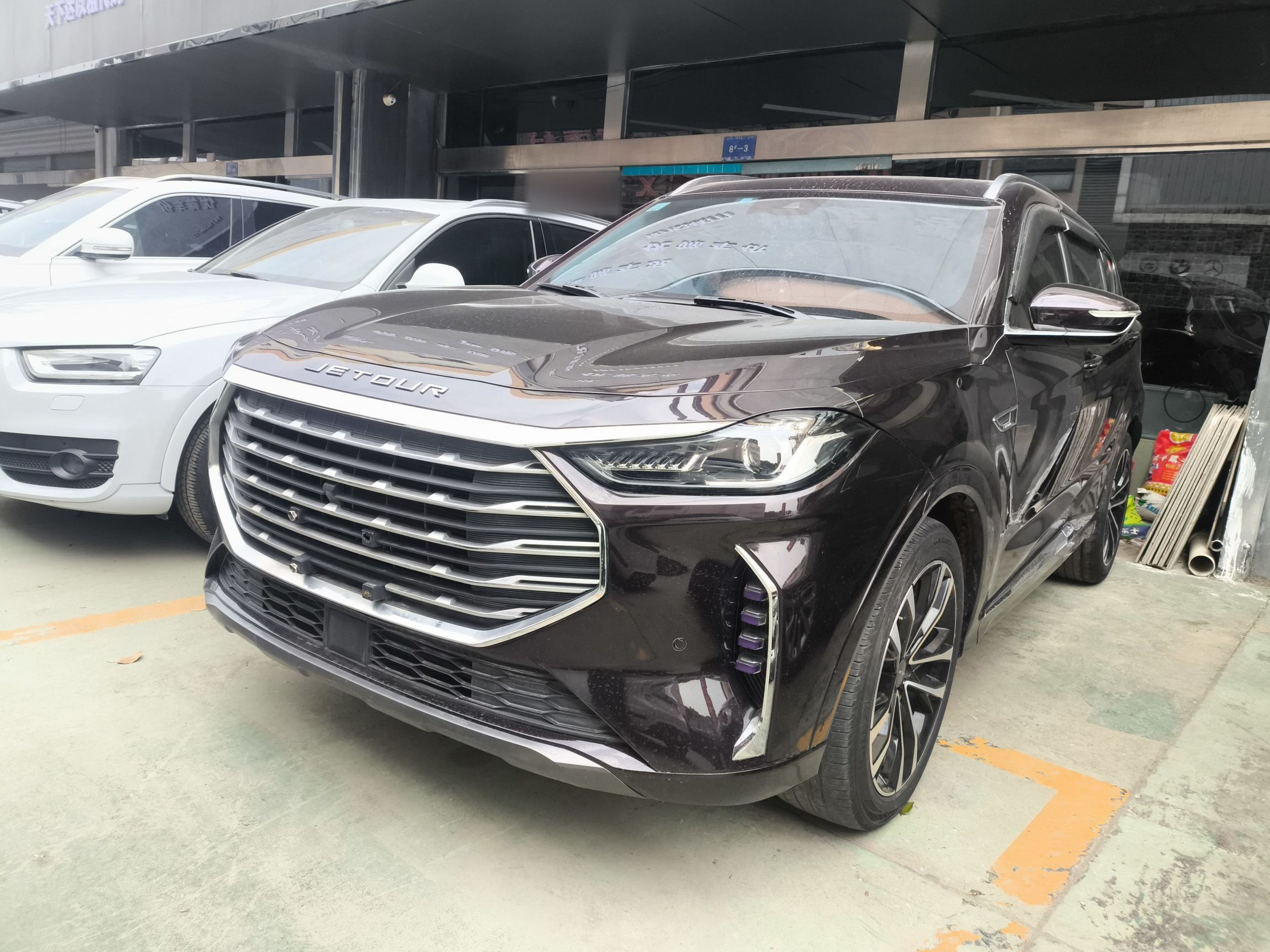 Под передней частью автомобиля