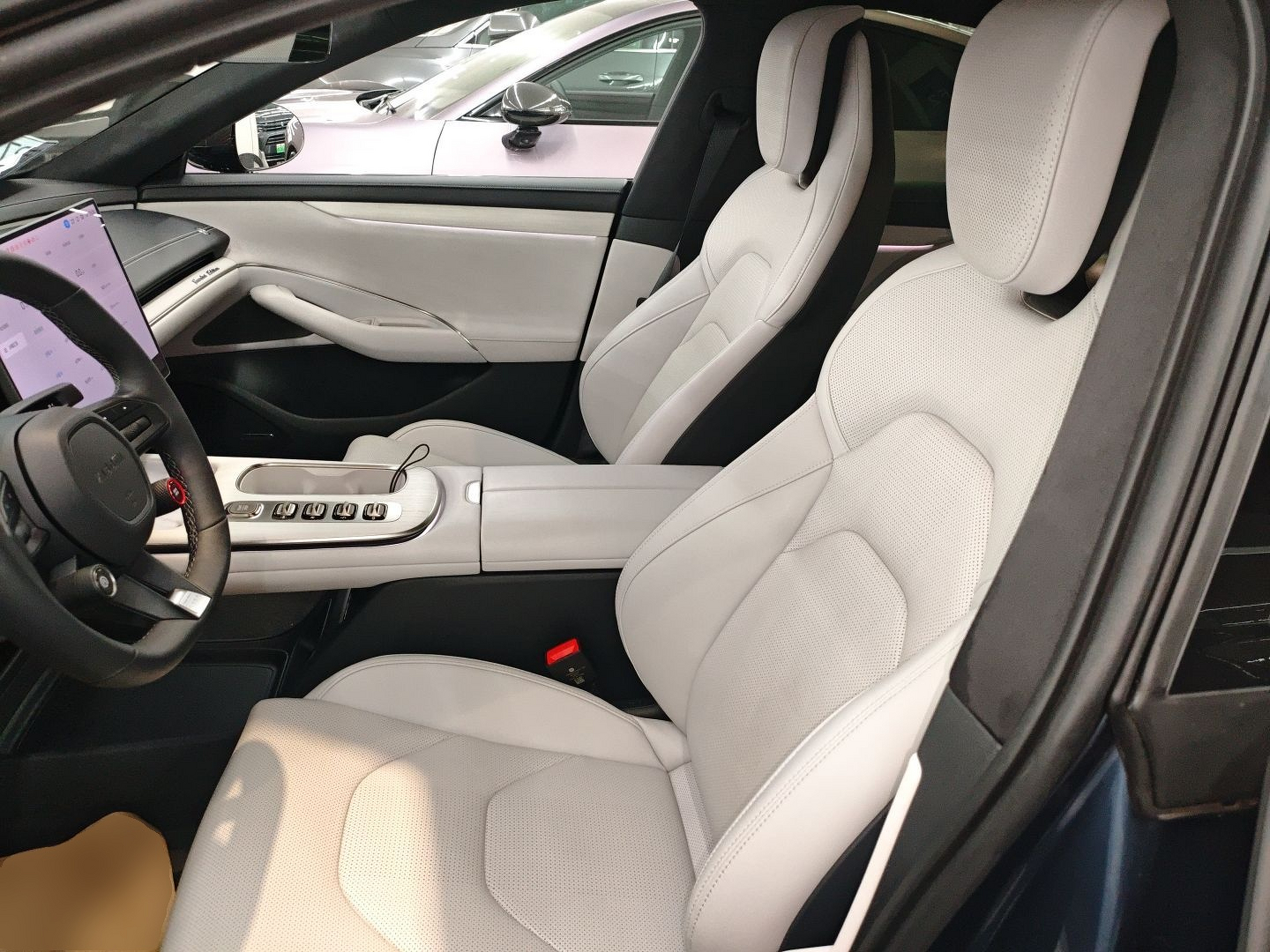 Переднее сиденье в автомобиле