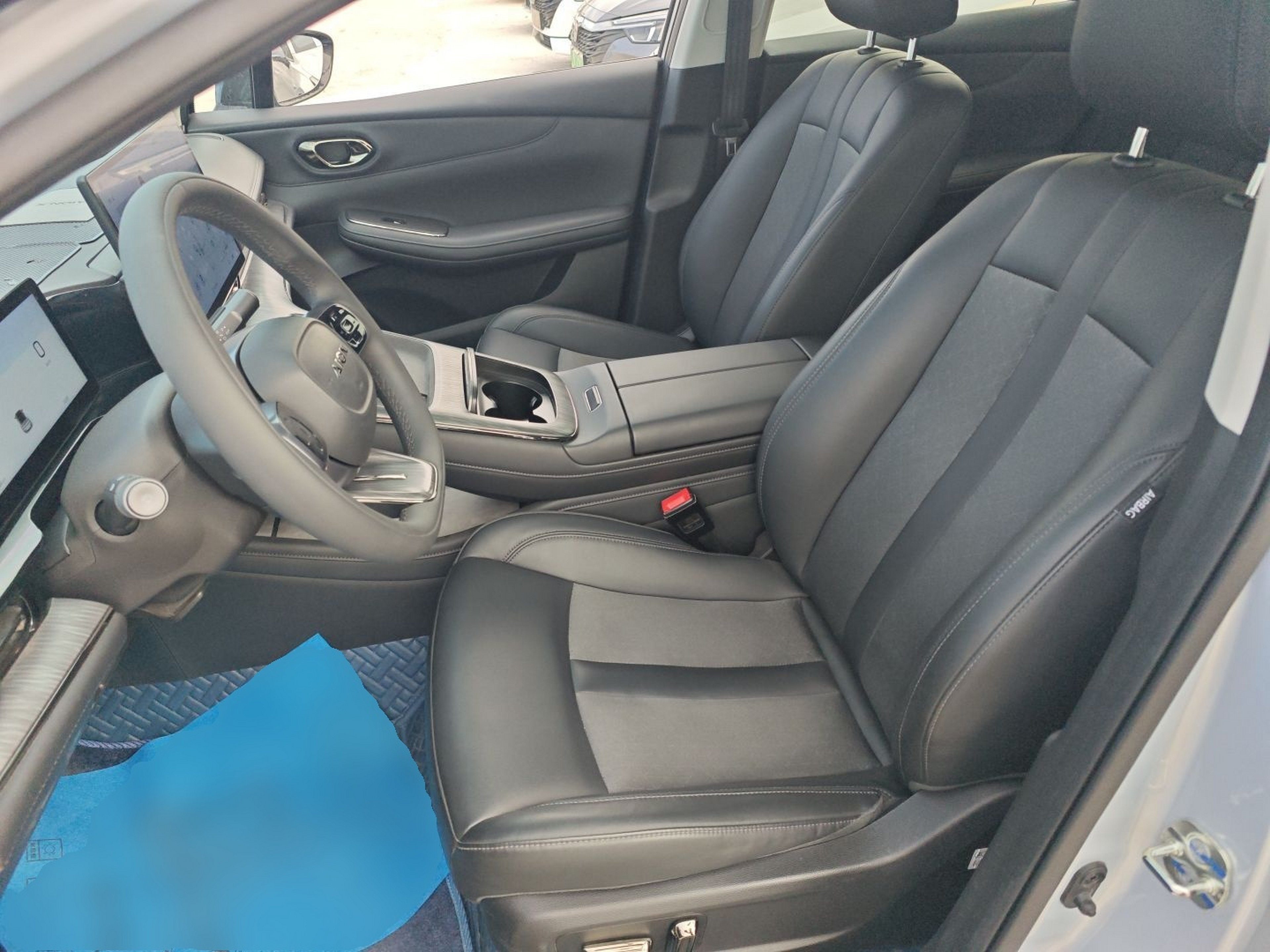 المقاعد الأمامية داخل السيارة