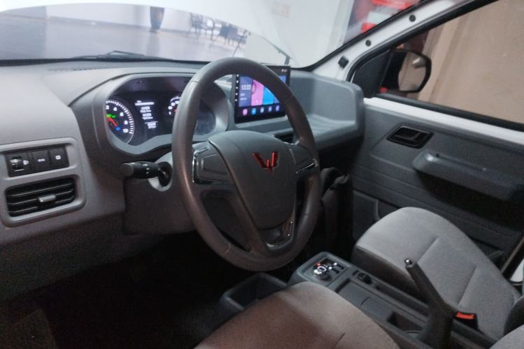 Used Wuling Yangguang 2024 300km Comfort-Grade Passenger Van 60kW
