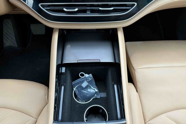 Used  R7 2023 Rear-Drive Screen King Edition
