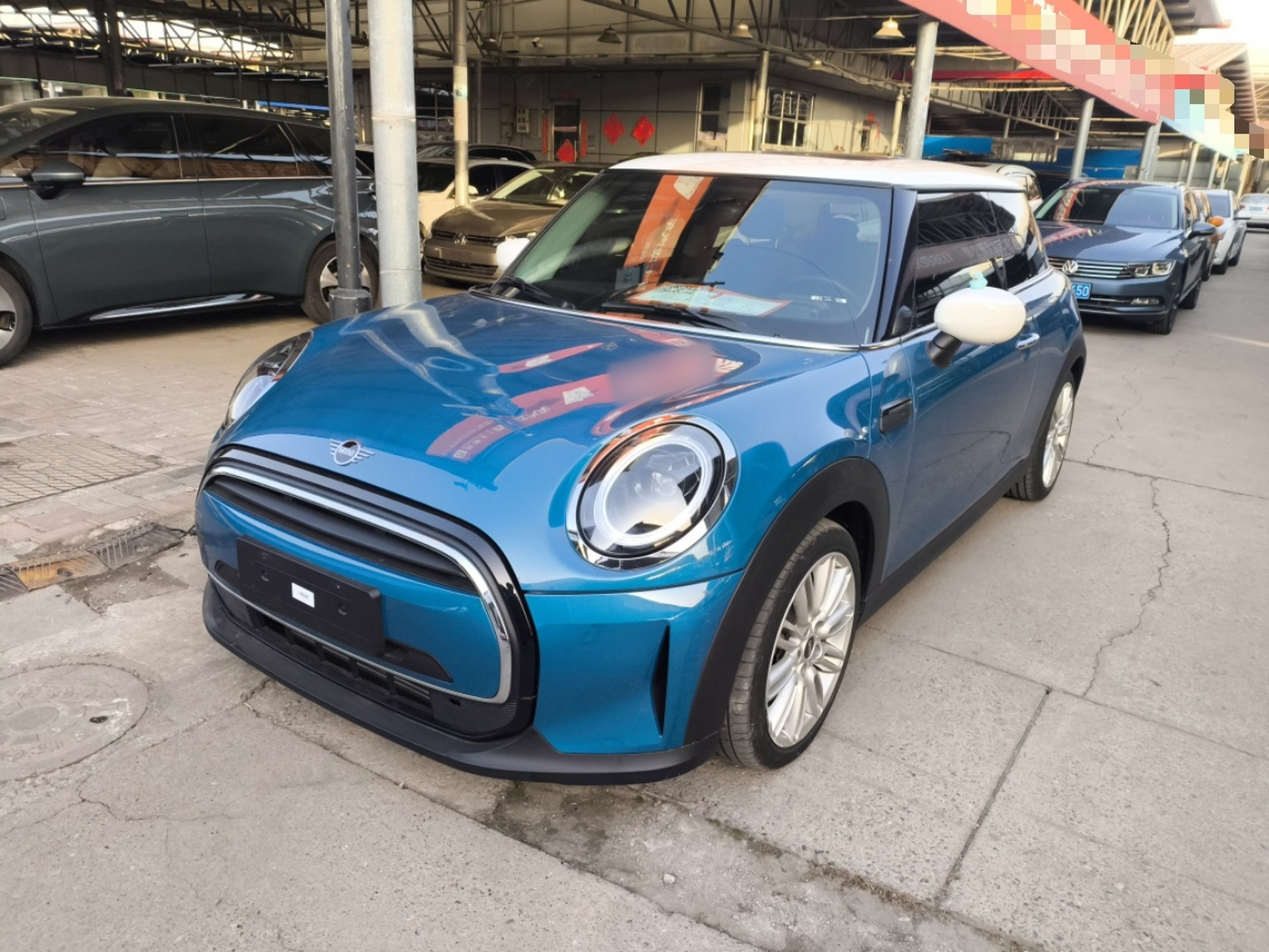 تحت مقدمة السيارة