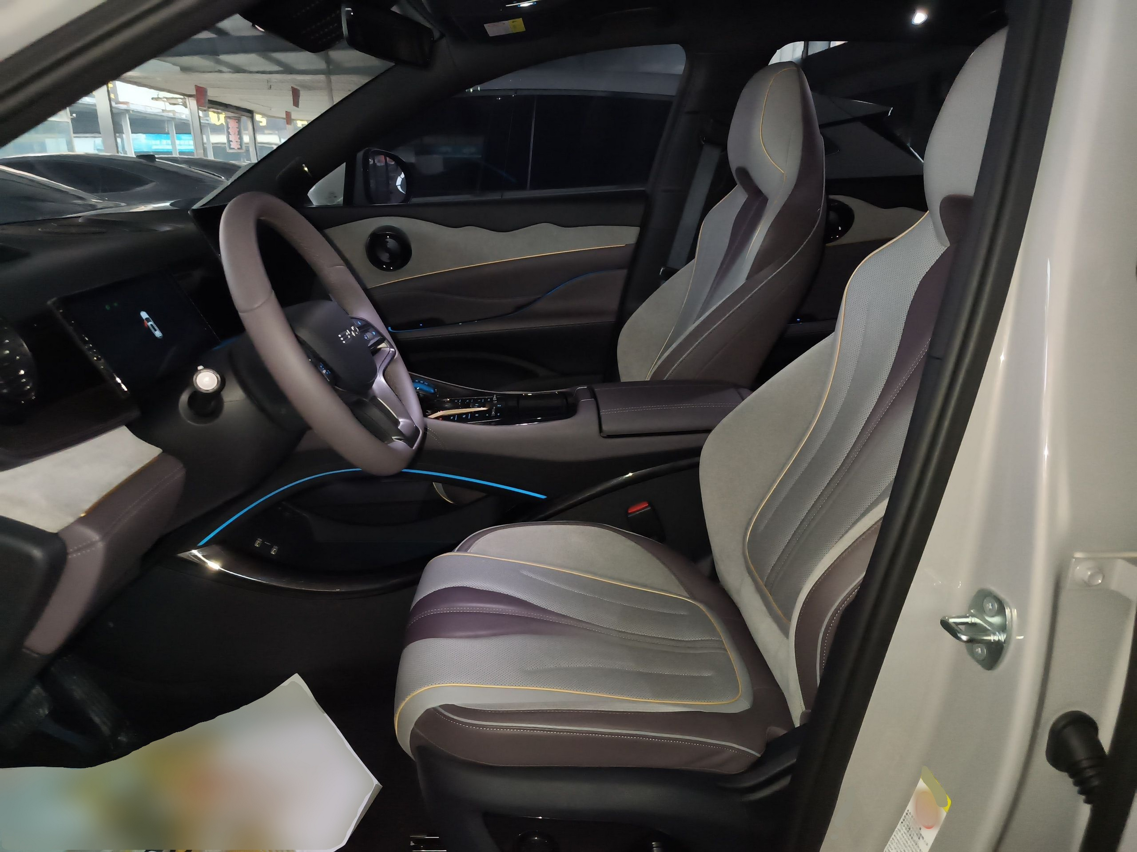 المقاعد الأمامية داخل السيارة