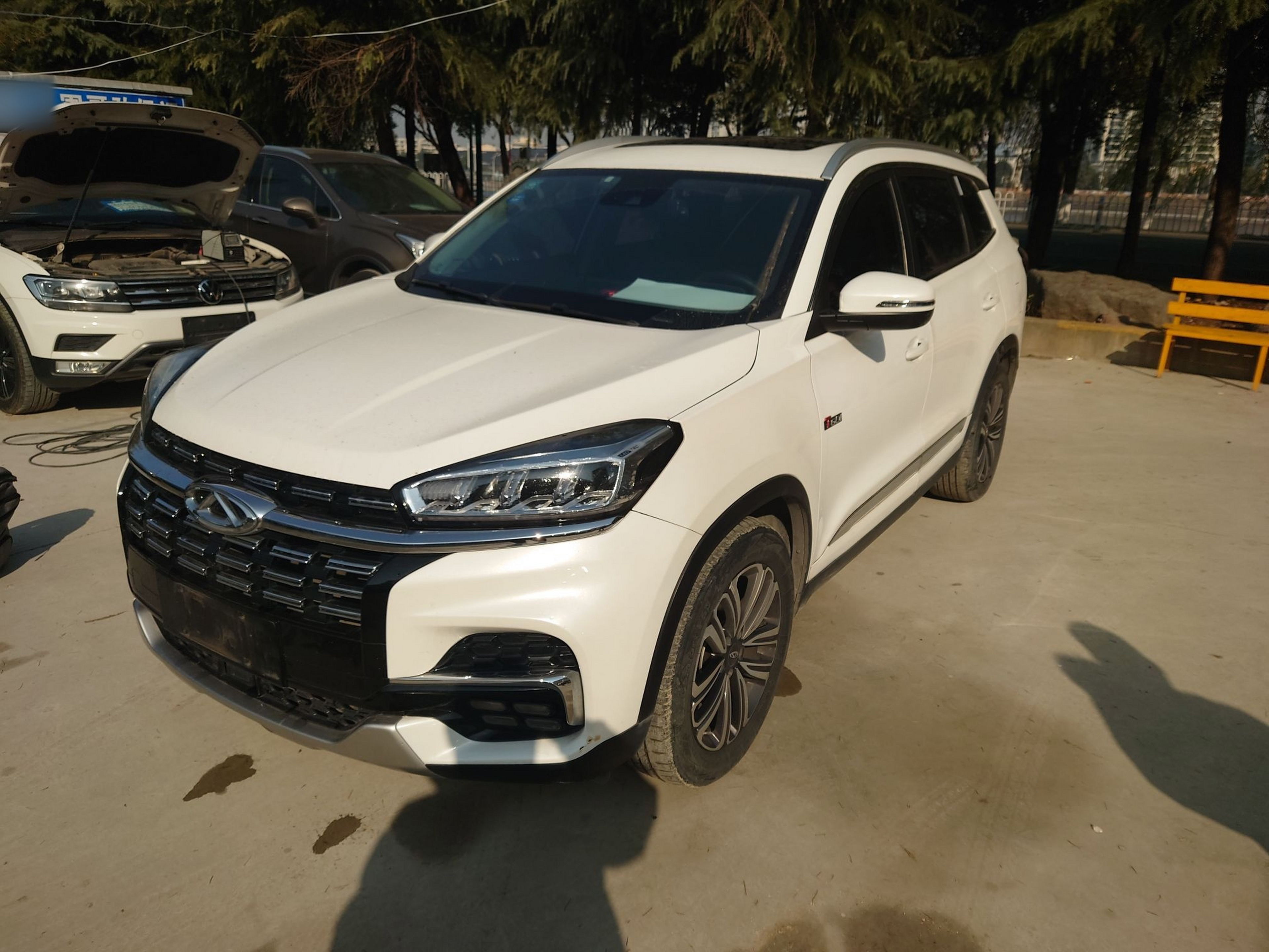 Под передней частью автомобиля