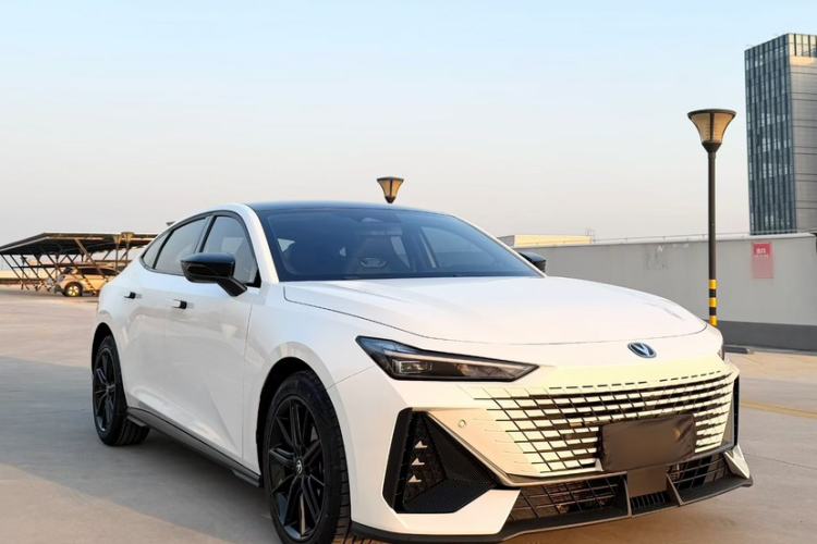 Used Changan UNI-V 2024 1.5T High-Energy Version
