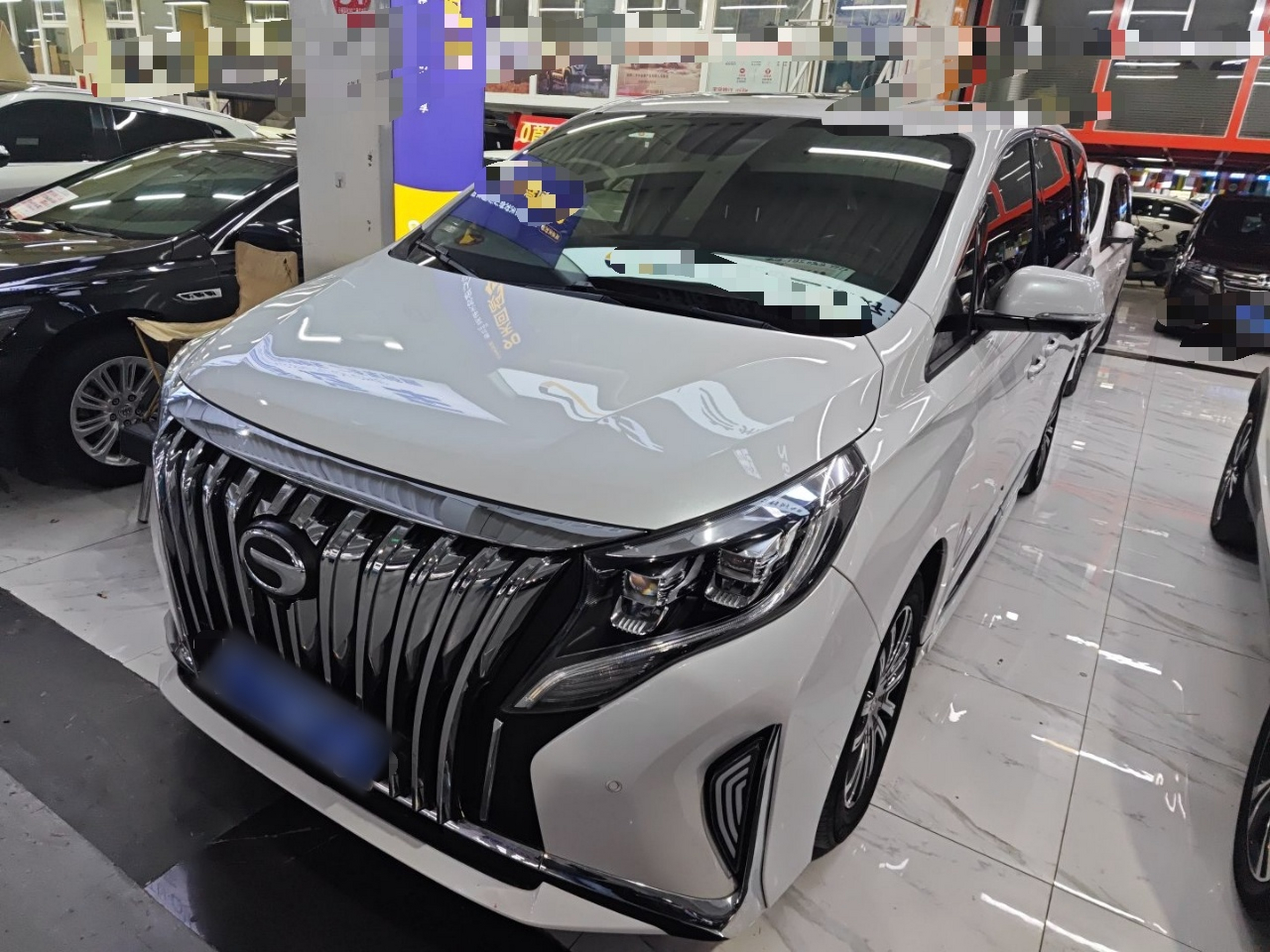 تحت مقدمة السيارة