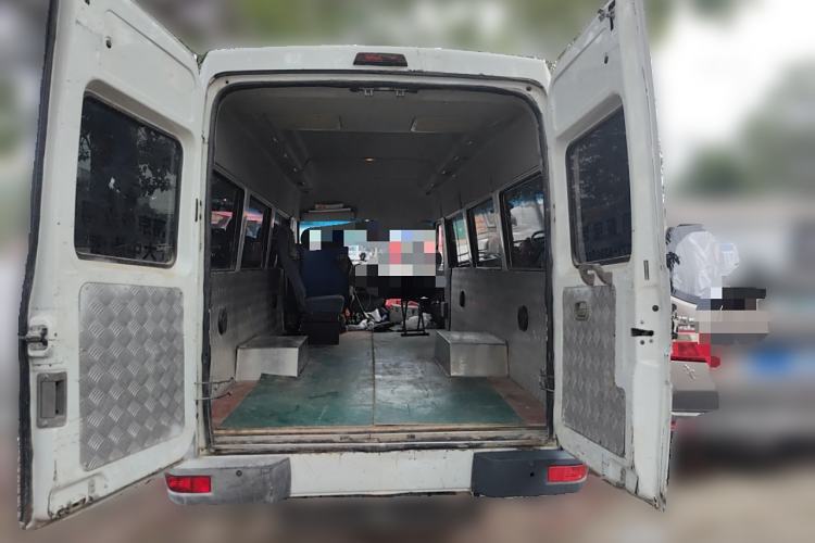 Used Iveco Daily 2020 2.5T A40 Passenger Van Dual Tires Mid-Roof Design 5-9 Seats China VI Emission Standard
