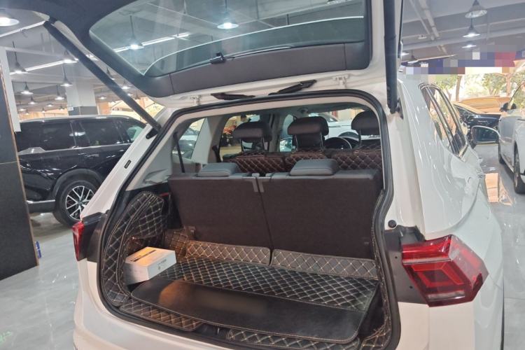 Used Volkswagen Tiguan L 2023 Facelifted 380TSI Automatic All-Wheel Drive R-Line Plus Version 7-Seater
