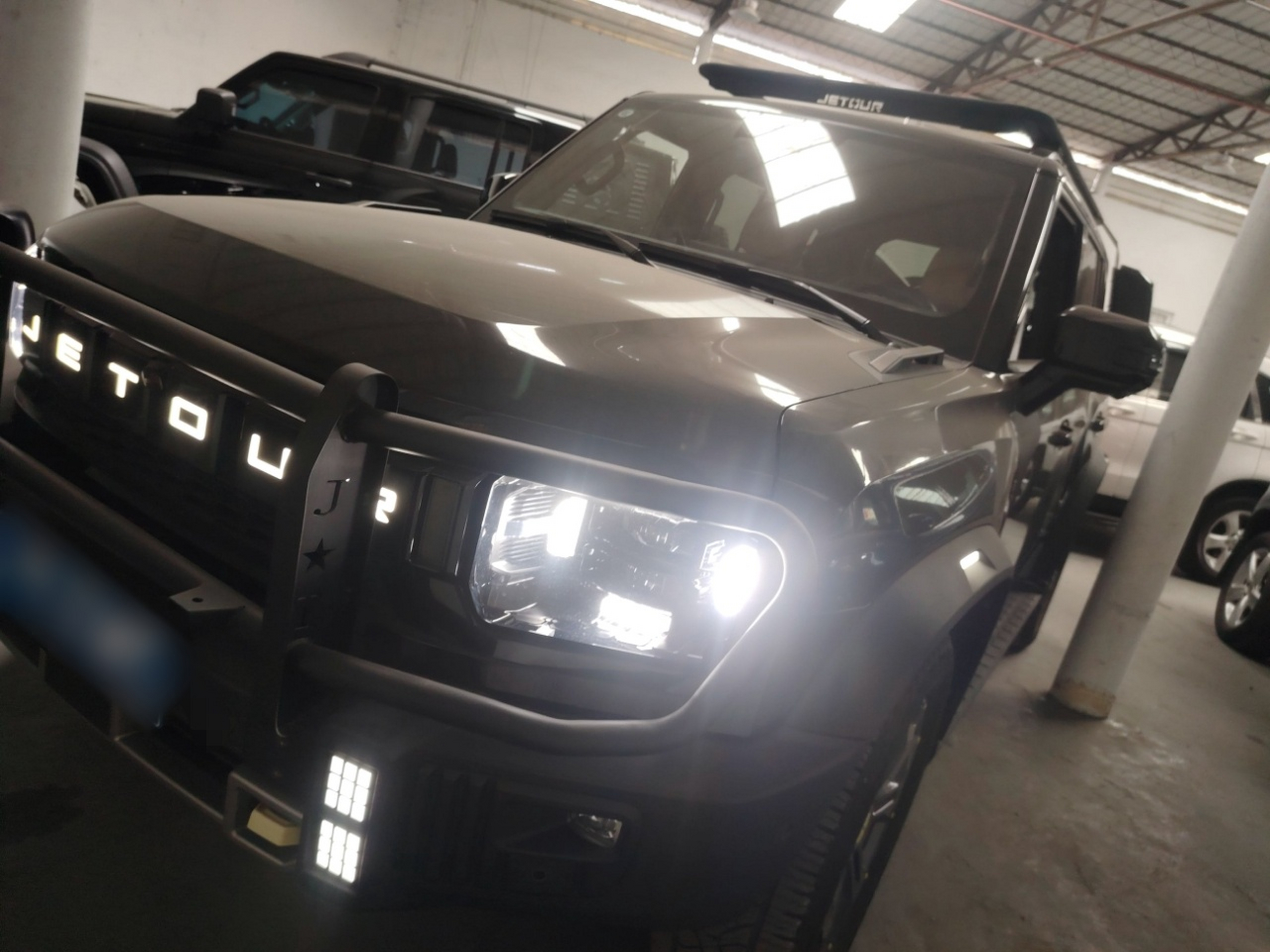 Под передней частью автомобиля