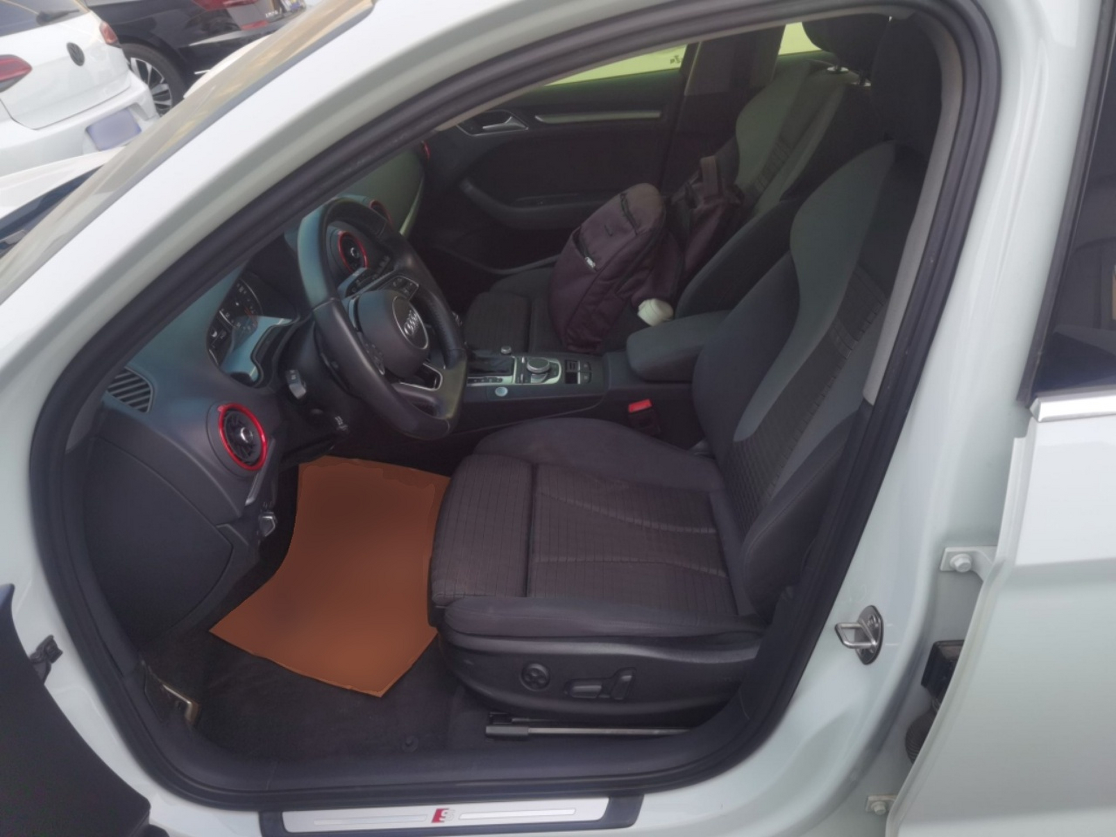 Переднее сиденье в автомобиле