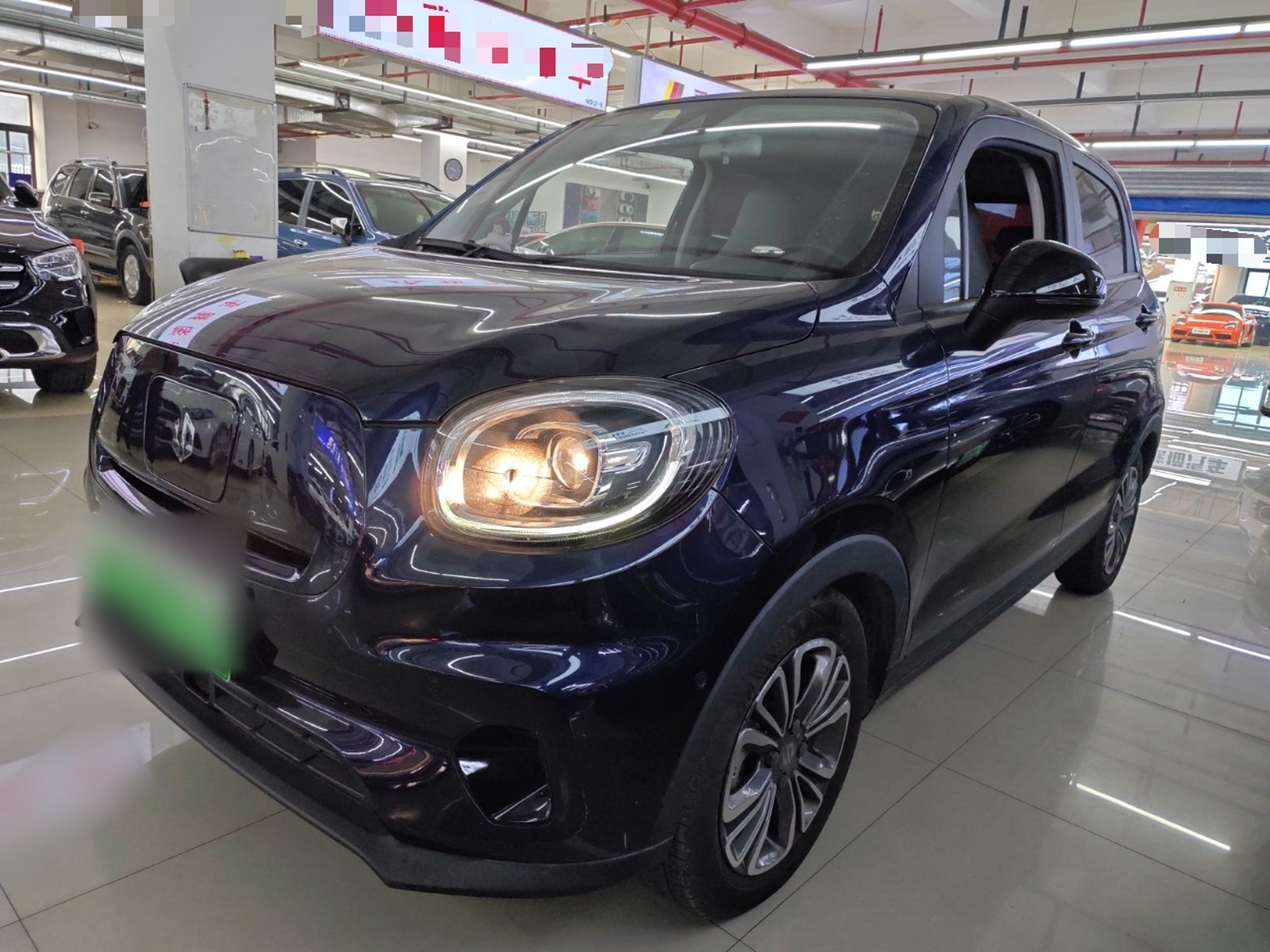 Под передней частью автомобиля