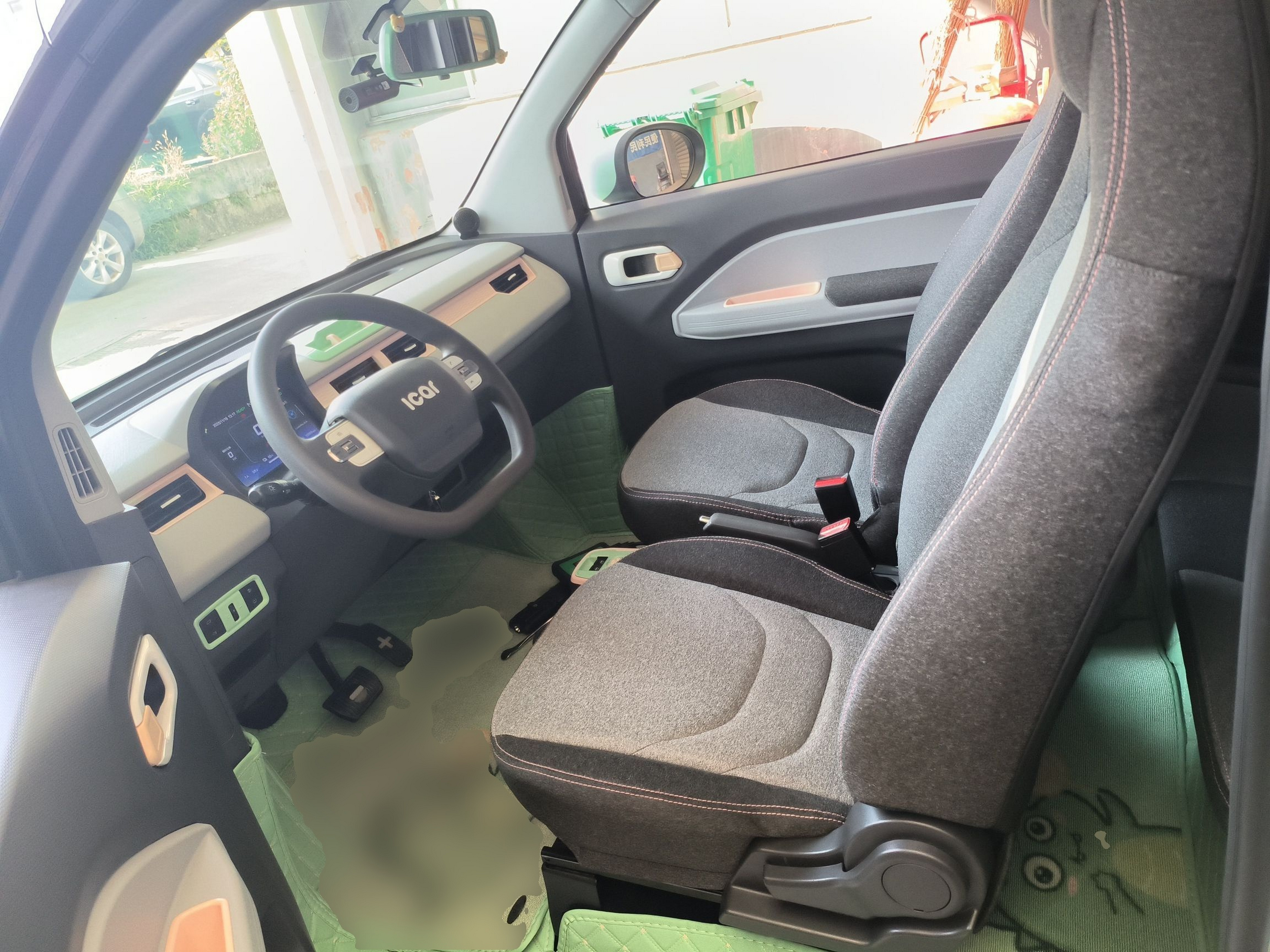 Переднее сиденье в автомобиле