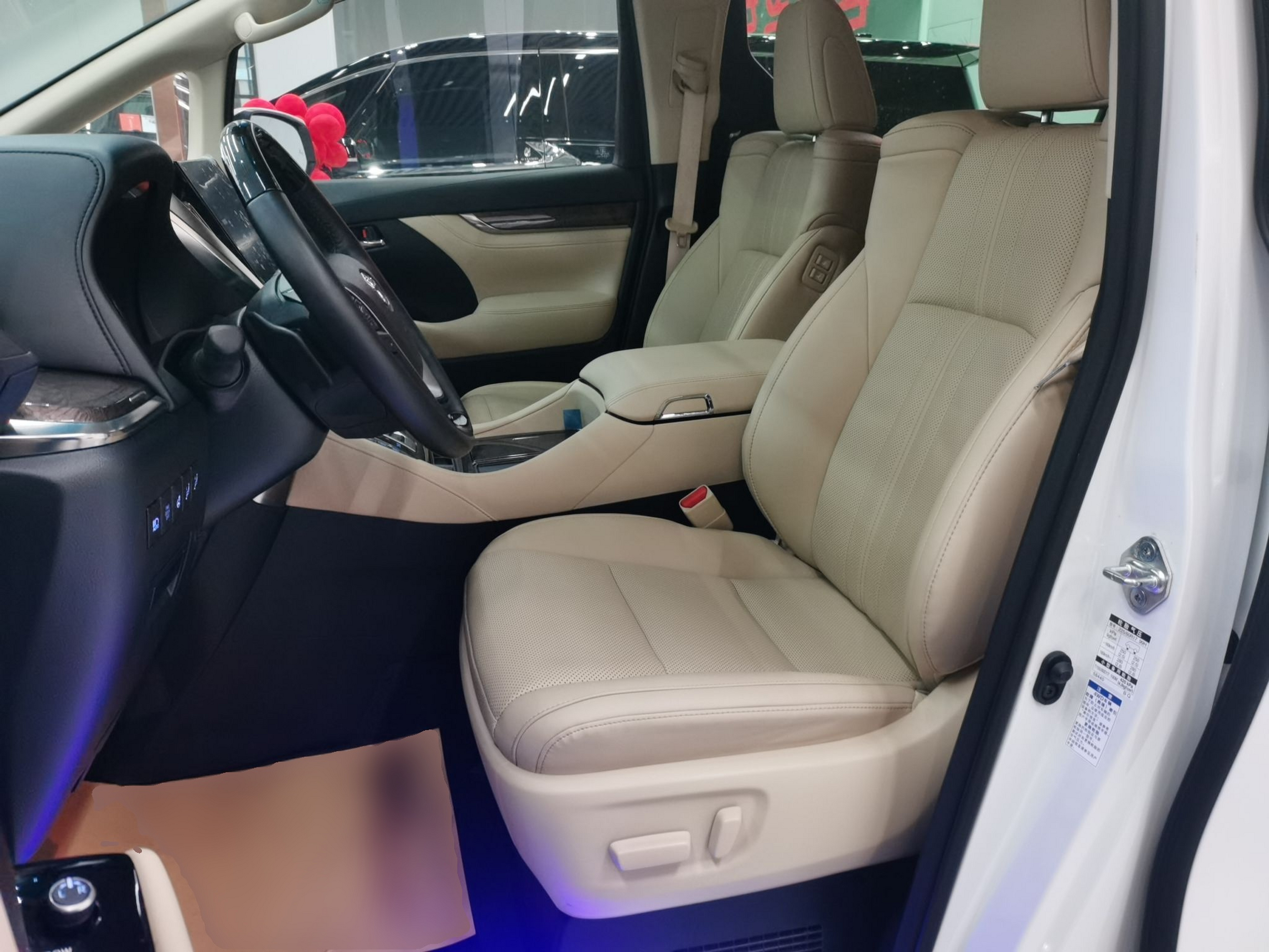 المقاعد الأمامية داخل السيارة