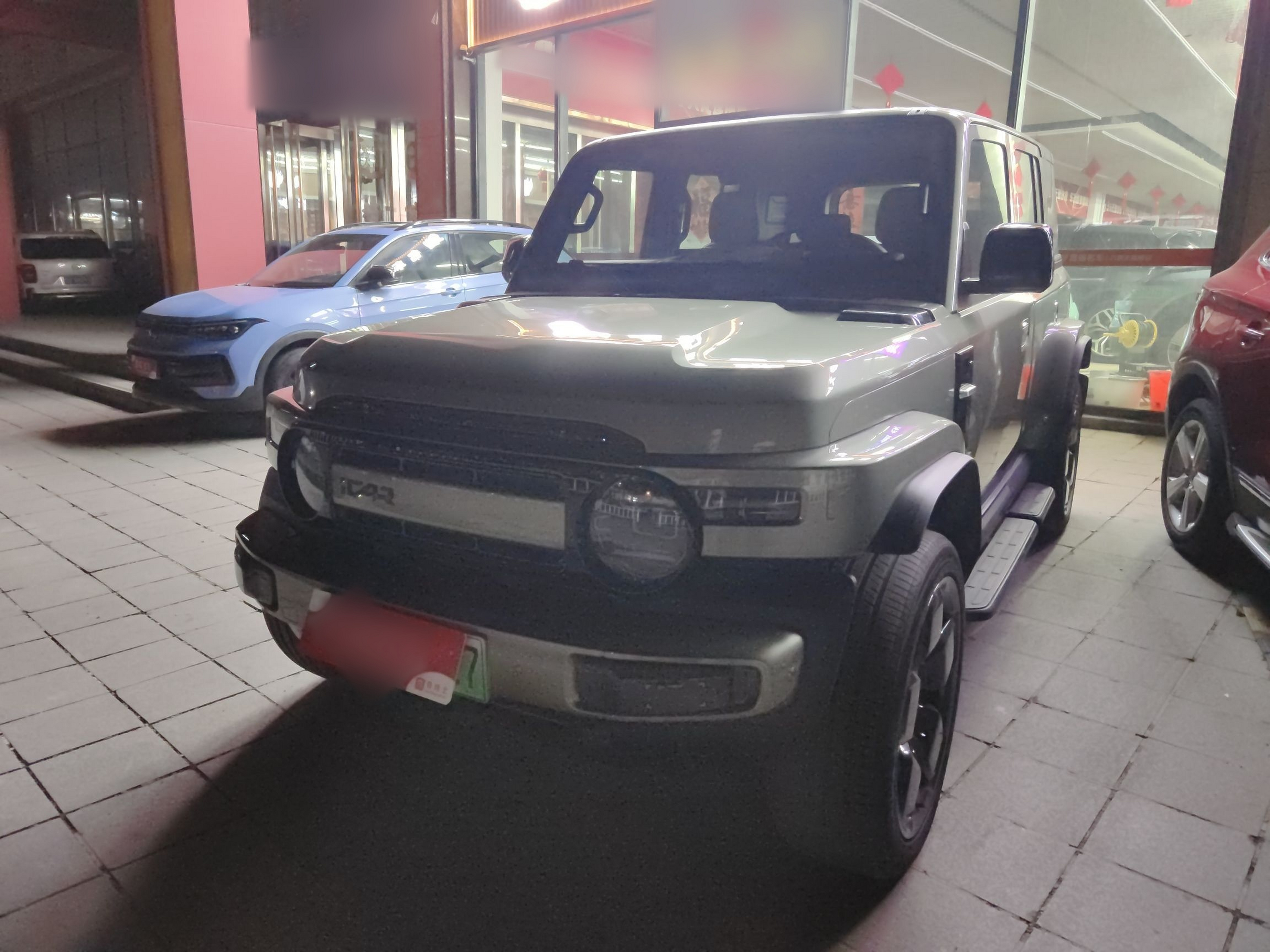 تحت مقدمة السيارة