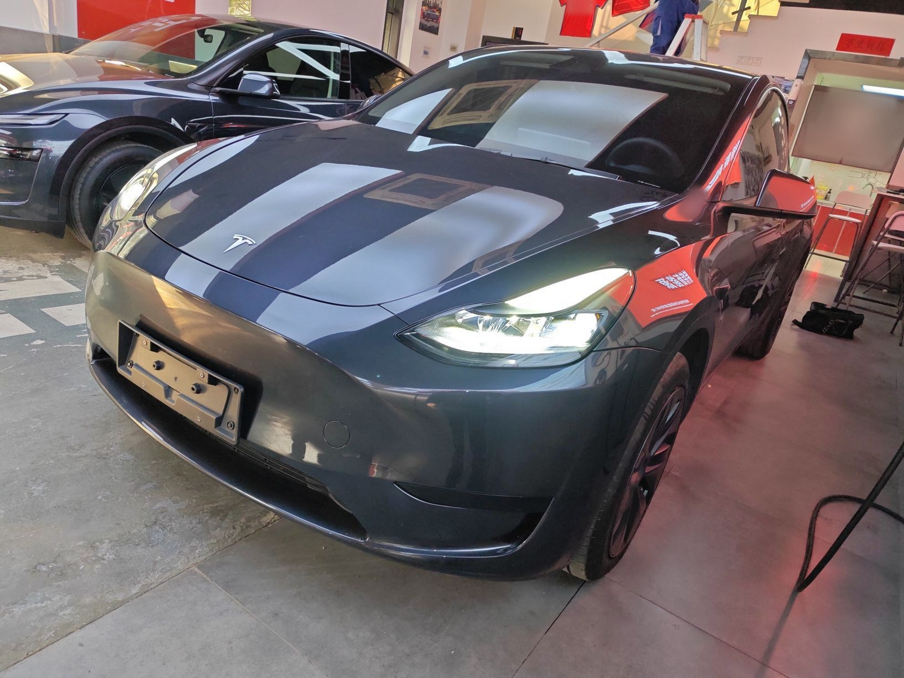 تحت مقدمة السيارة