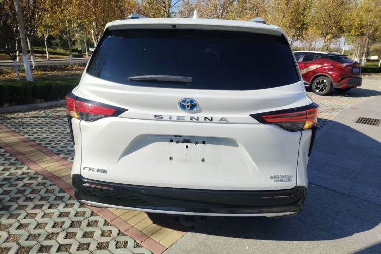 Used Toyota Sienna 2023 2.5L Hybrid Platinum Edition

