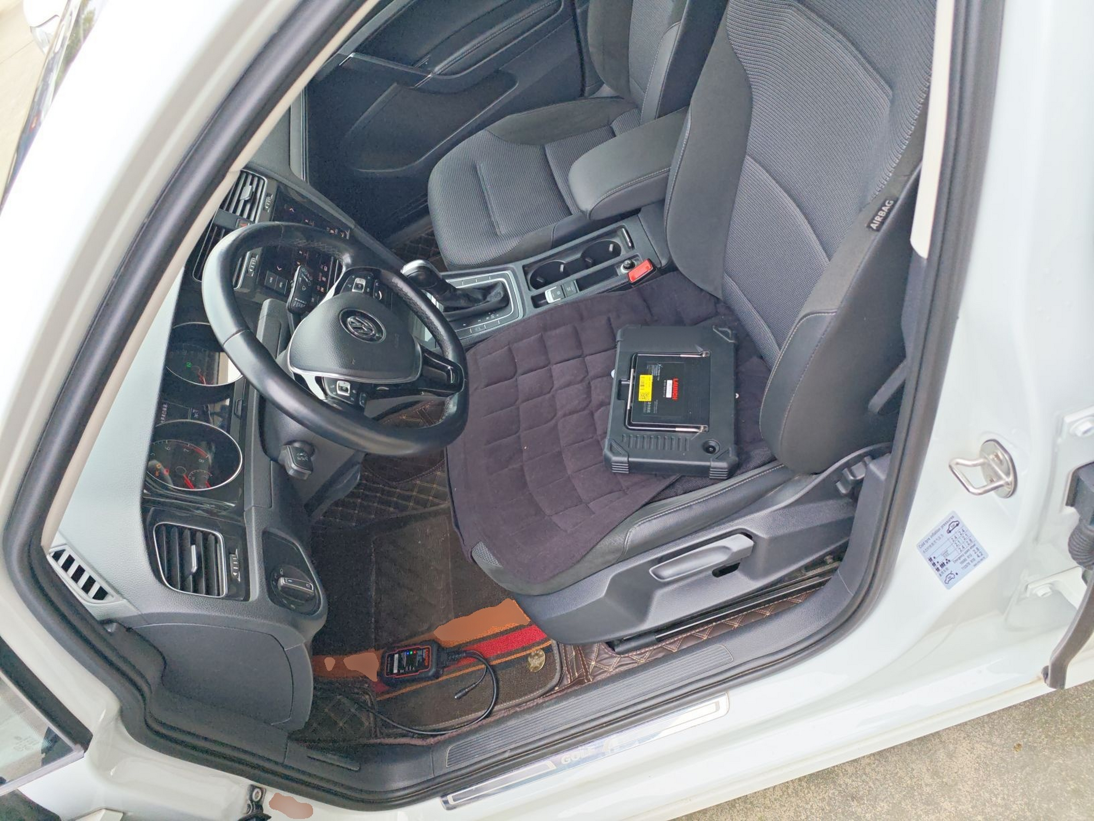 Переднее сиденье в автомобиле