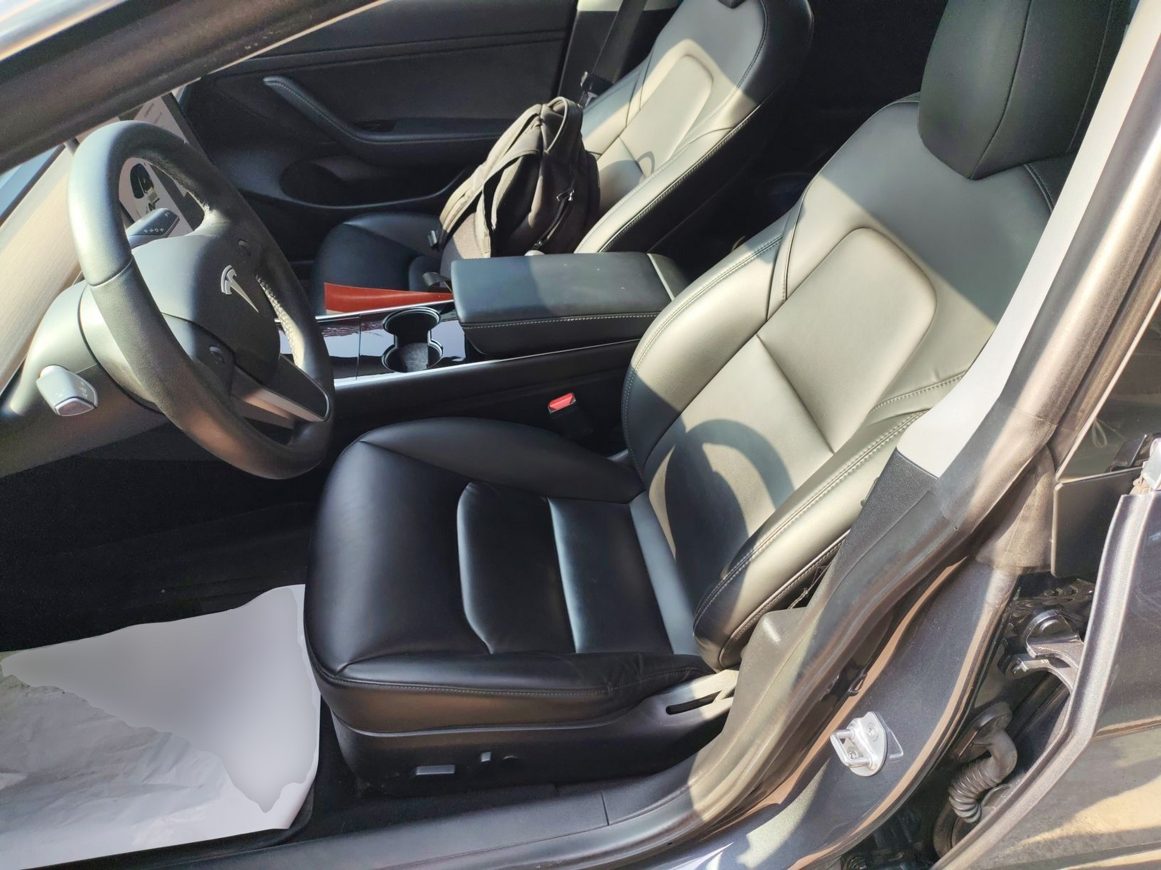 Переднее сиденье в автомобиле