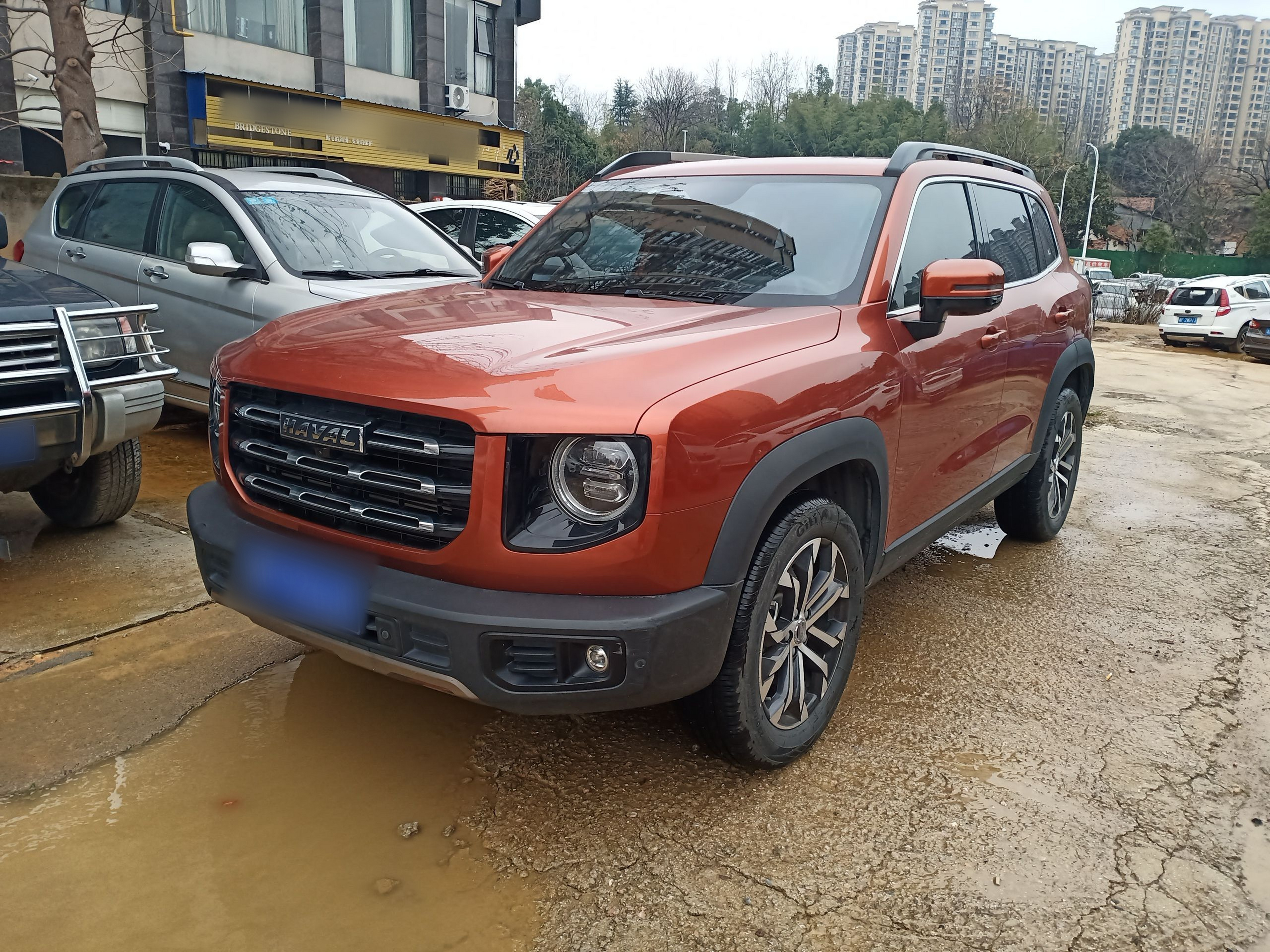 تحت مقدمة السيارة