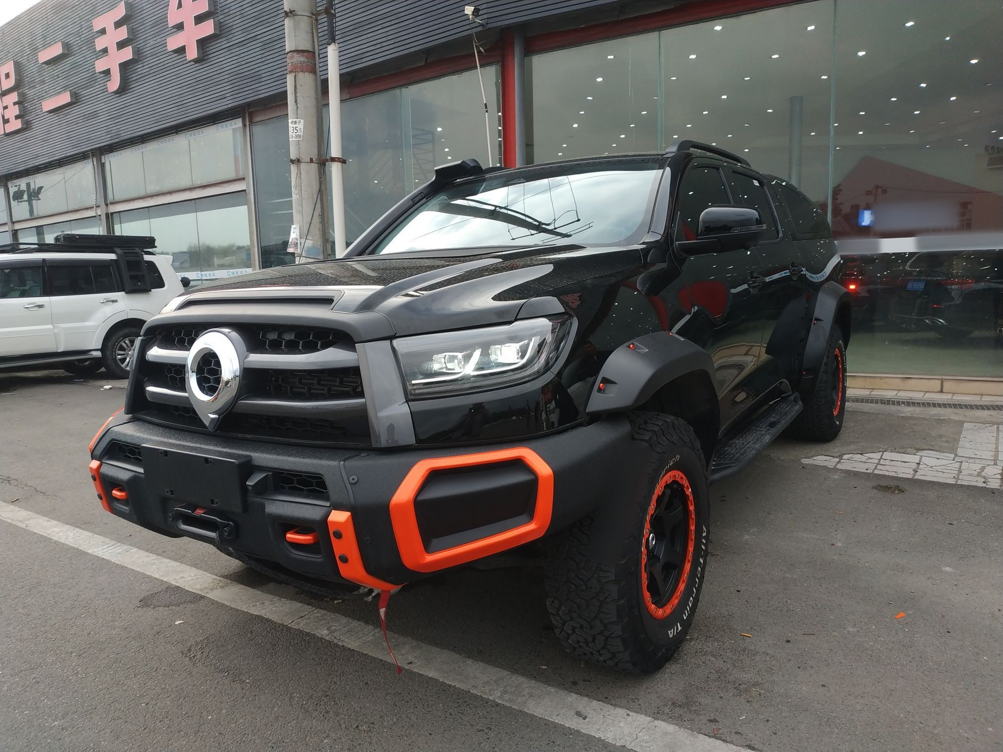 Под передней частью автомобиля