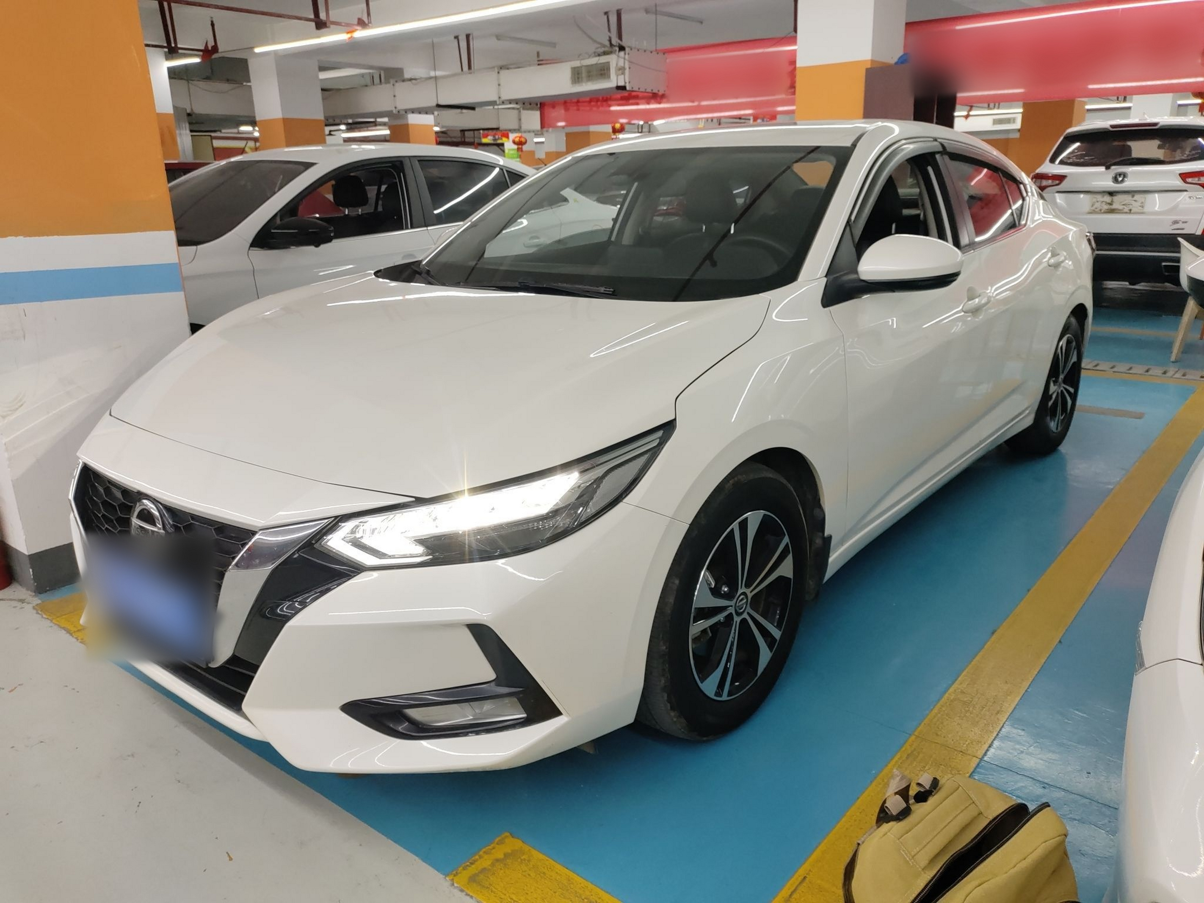 تحت مقدمة السيارة