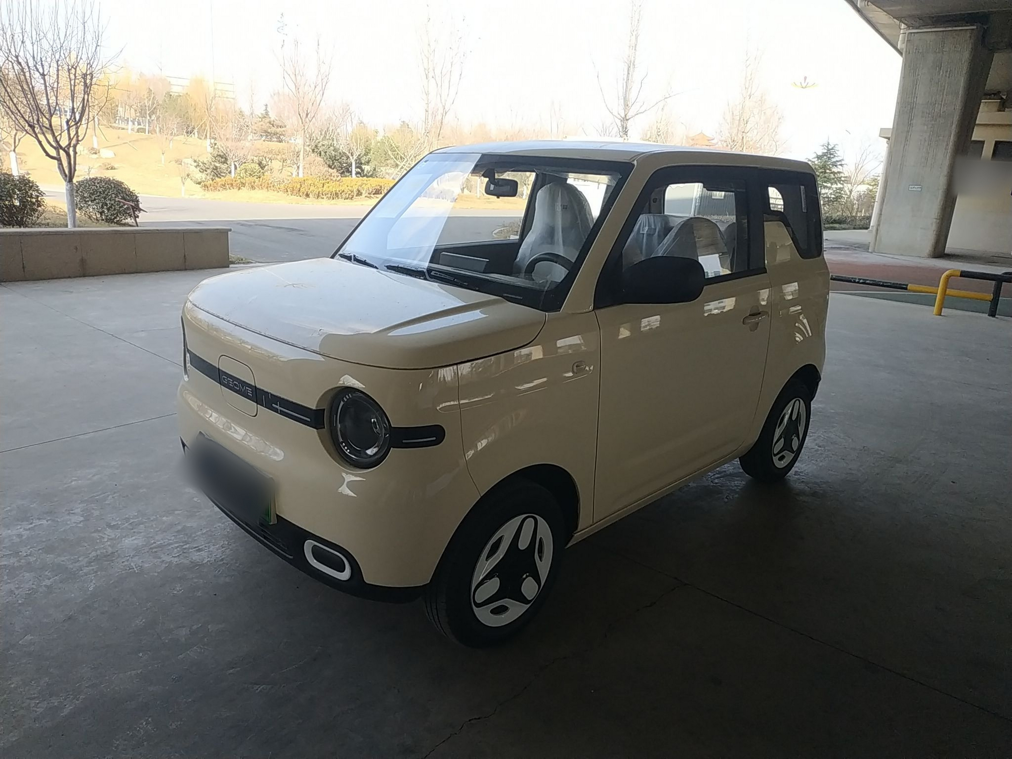 Под передней частью автомобиля