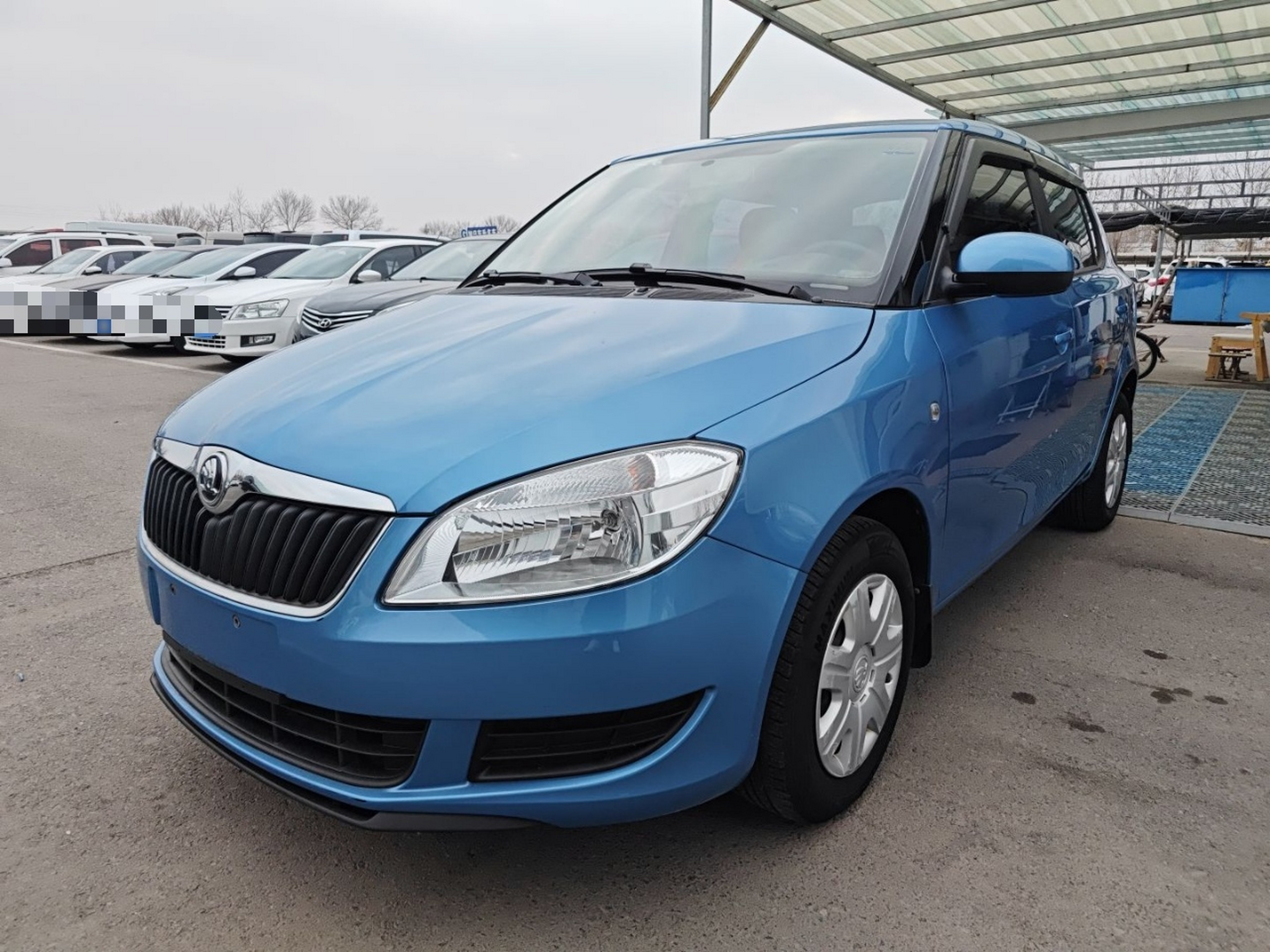 تحت مقدمة السيارة