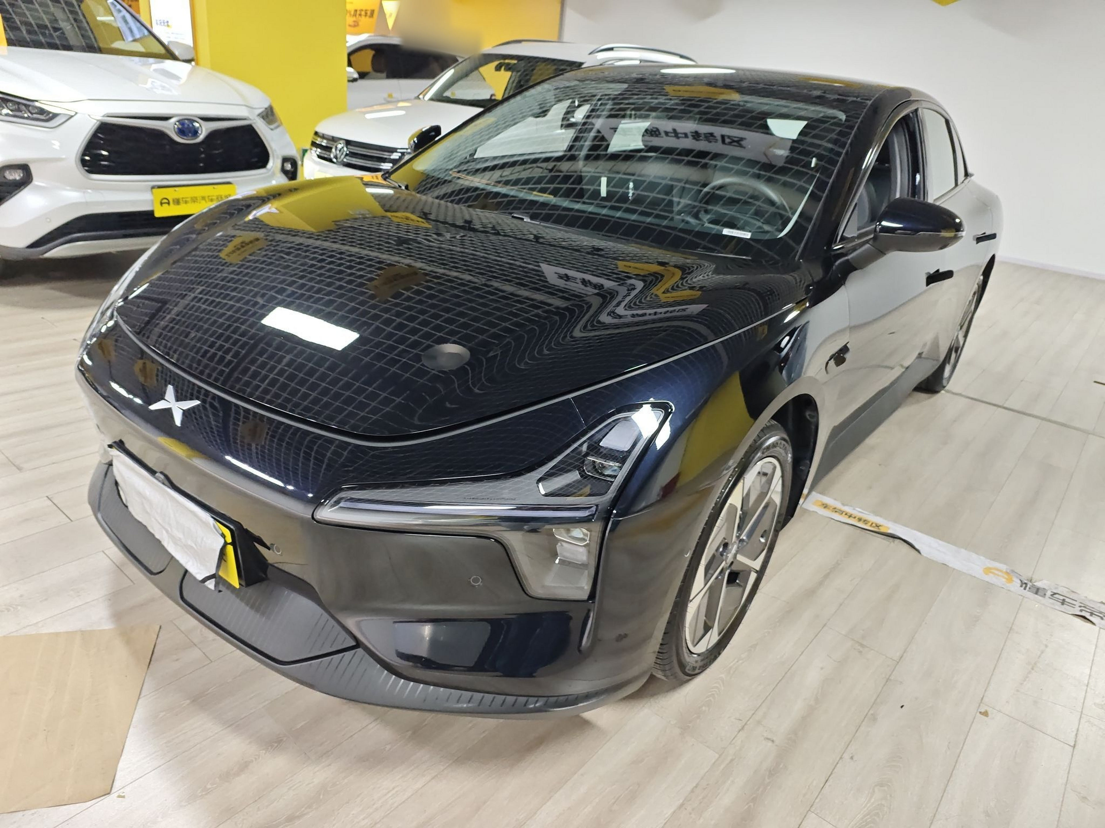 تحت مقدمة السيارة