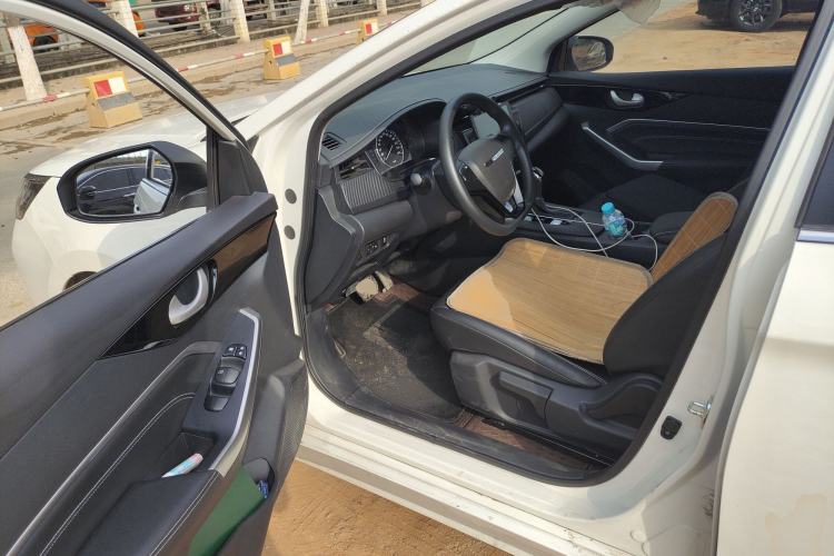 Used Venucia D60 2023 PLUS 1.6L XE CVT Trendy Edition
