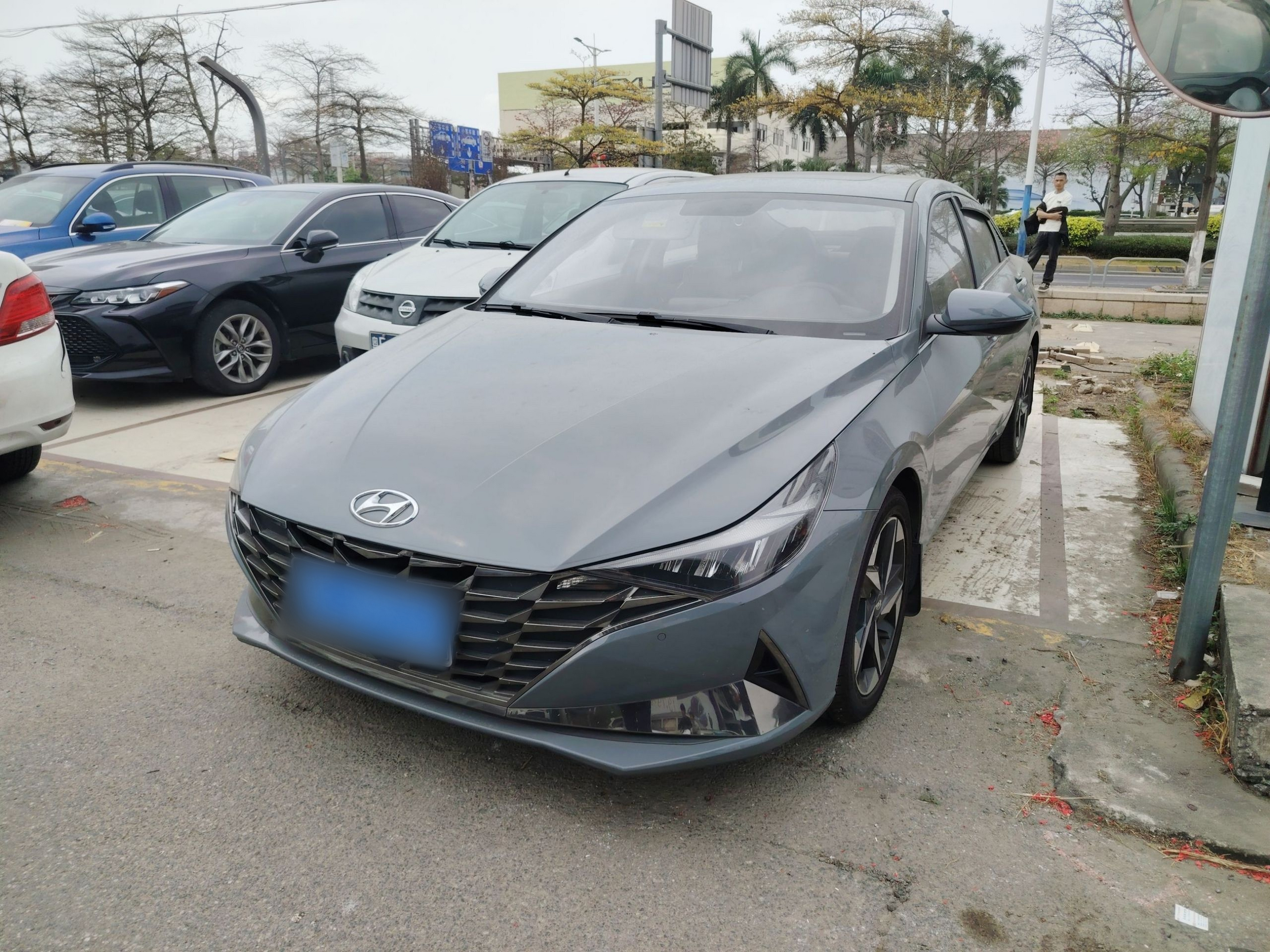 تحت مقدمة السيارة