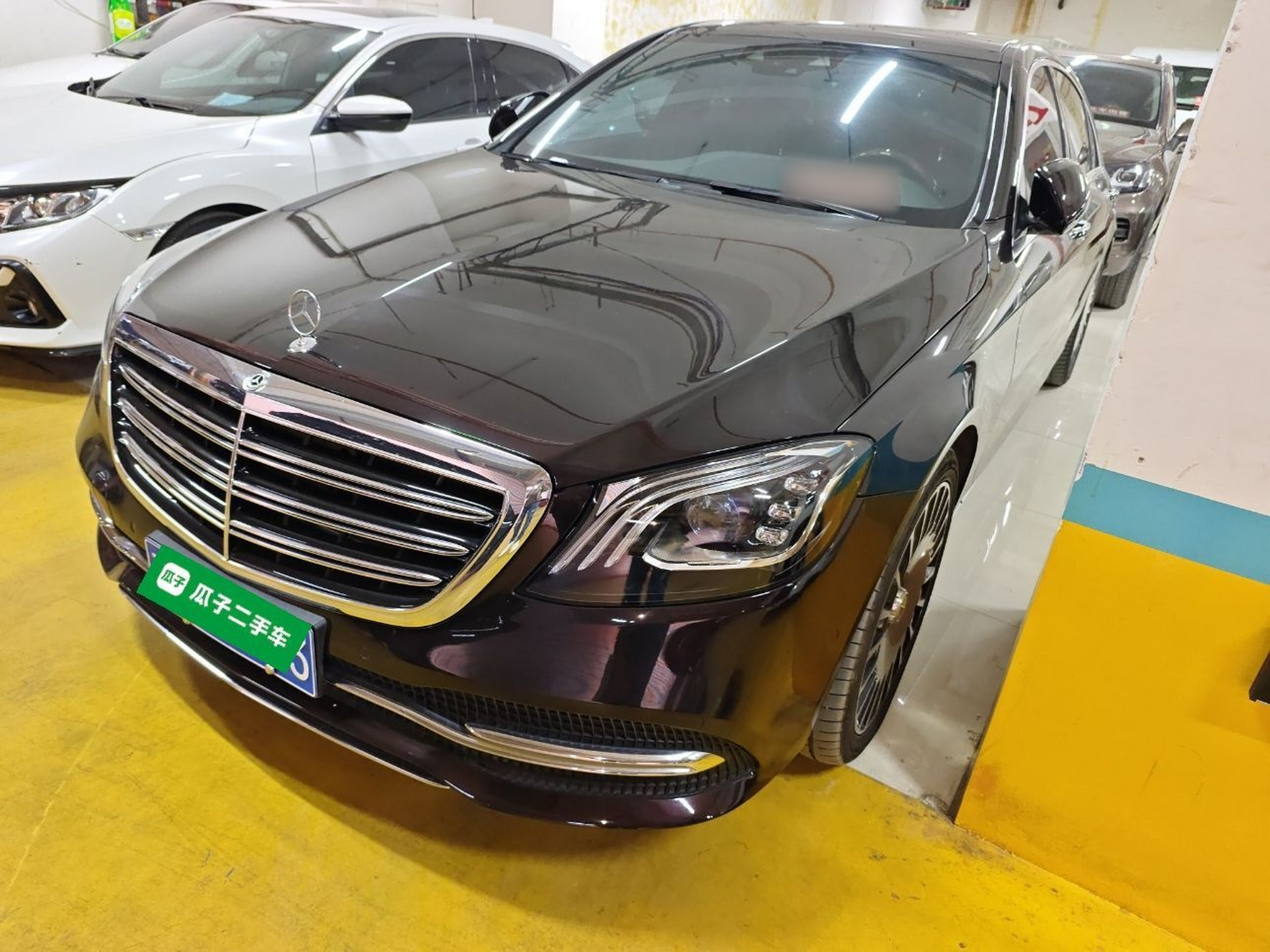 تحت مقدمة السيارة