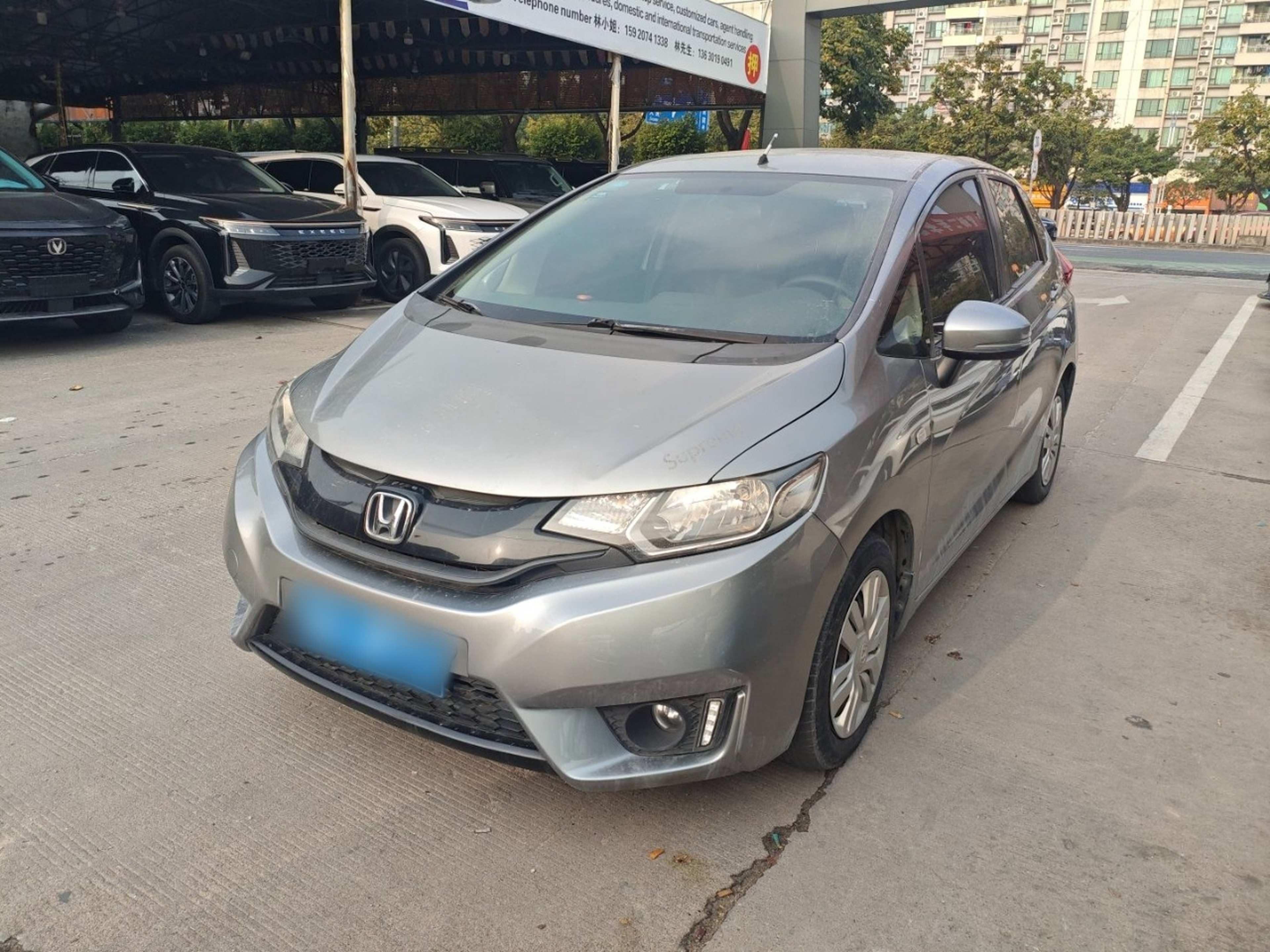 Под передней частью автомобиля