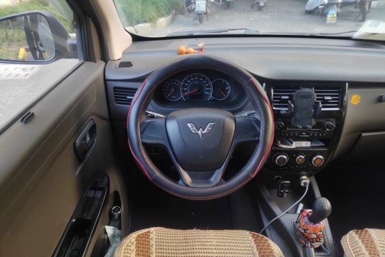 Used Wuling Rongguang V 2015 1.5L Standard Version
