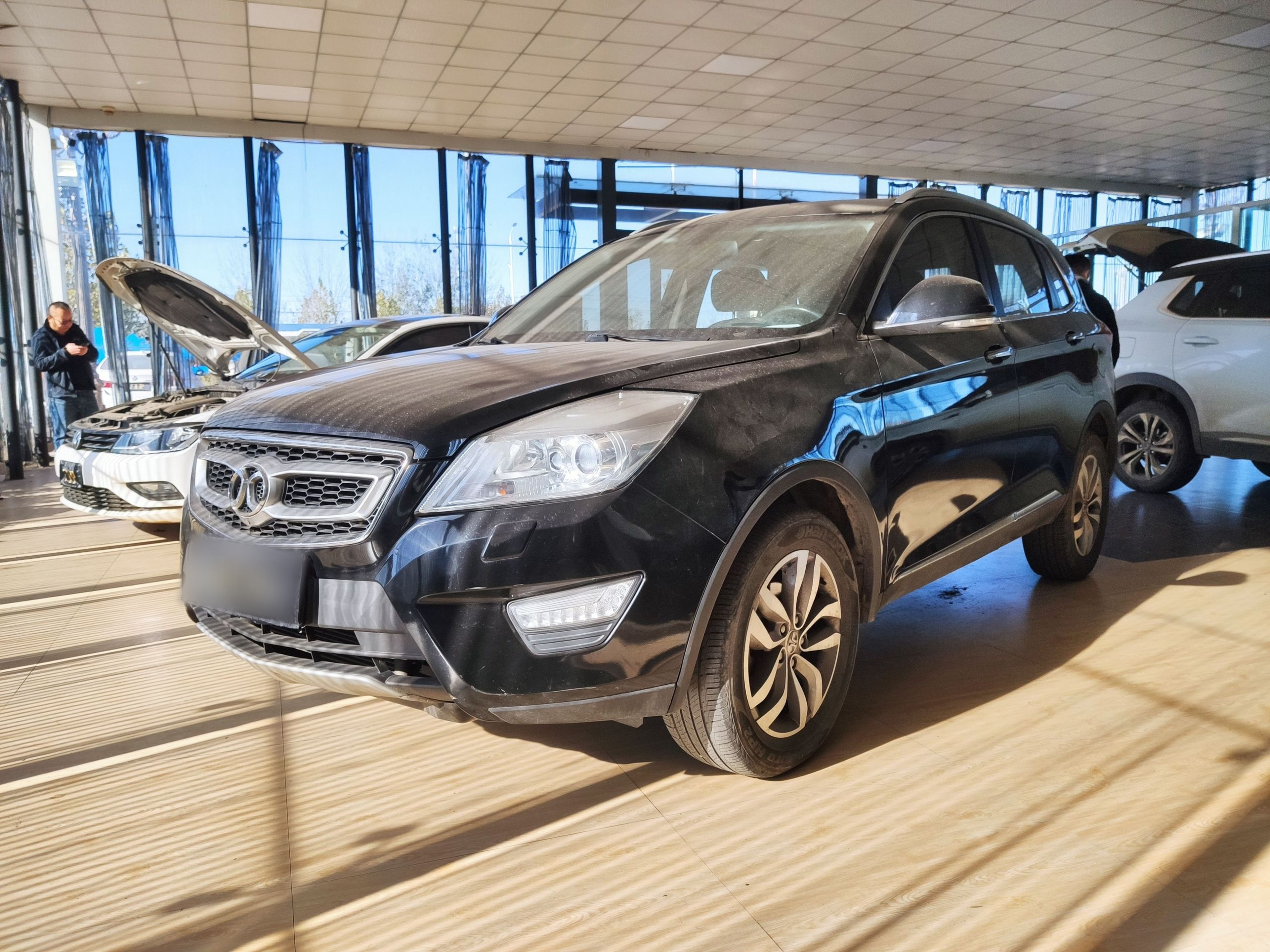 تحت مقدمة السيارة