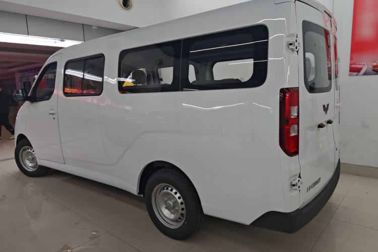 Used Wuling Yangguang 2024 300KM Comfort Version Passenger Van 75kW
