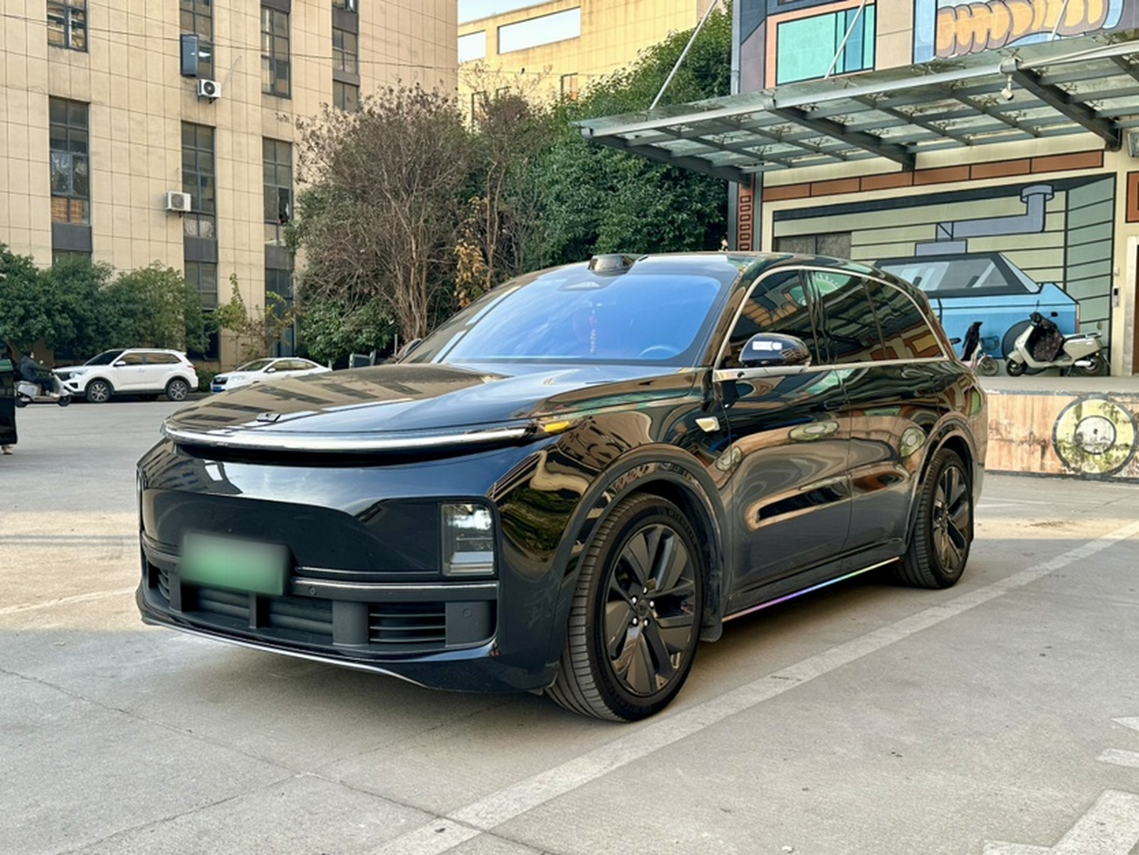 Под передней частью автомобиля