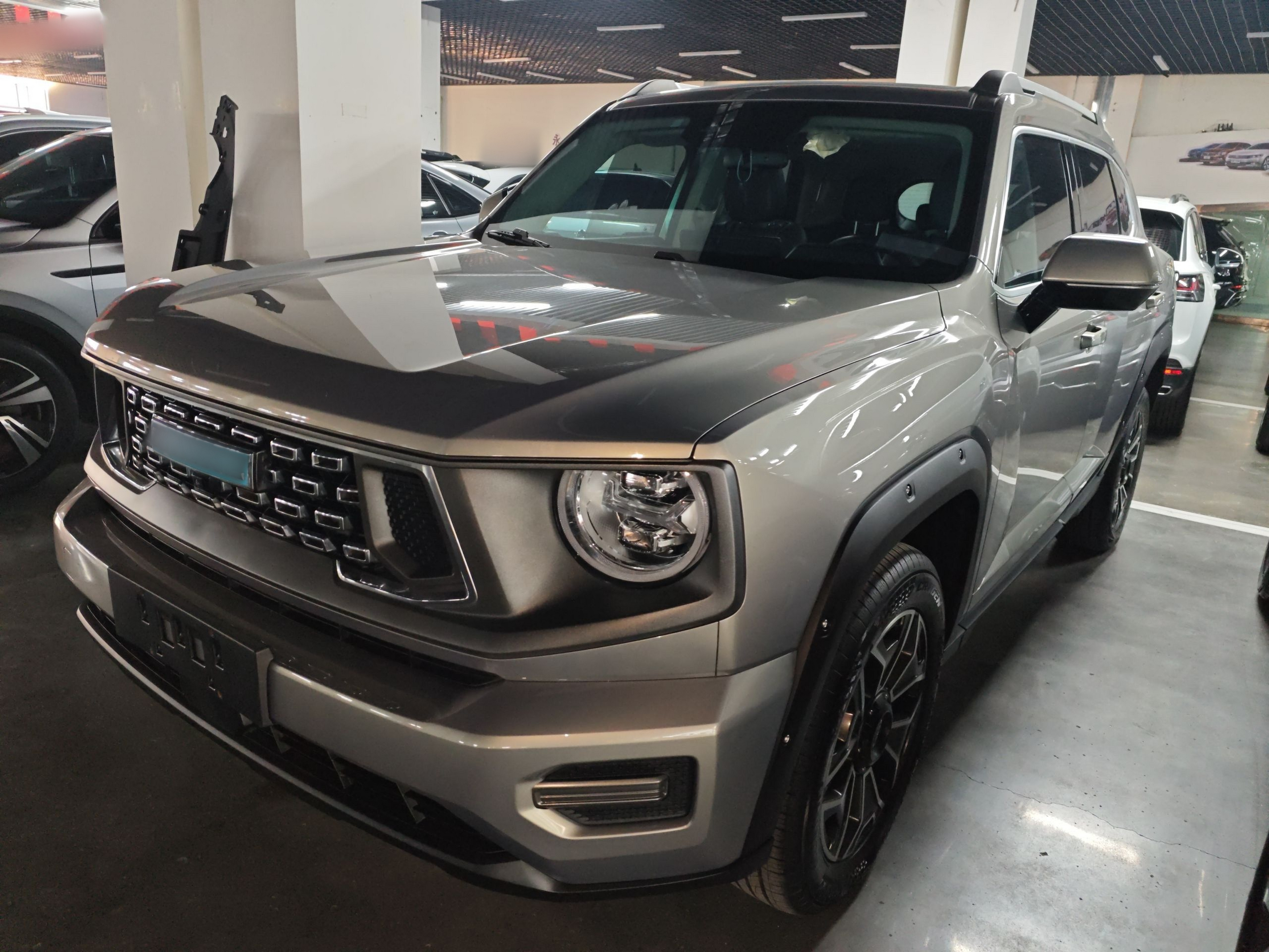 تحت مقدمة السيارة