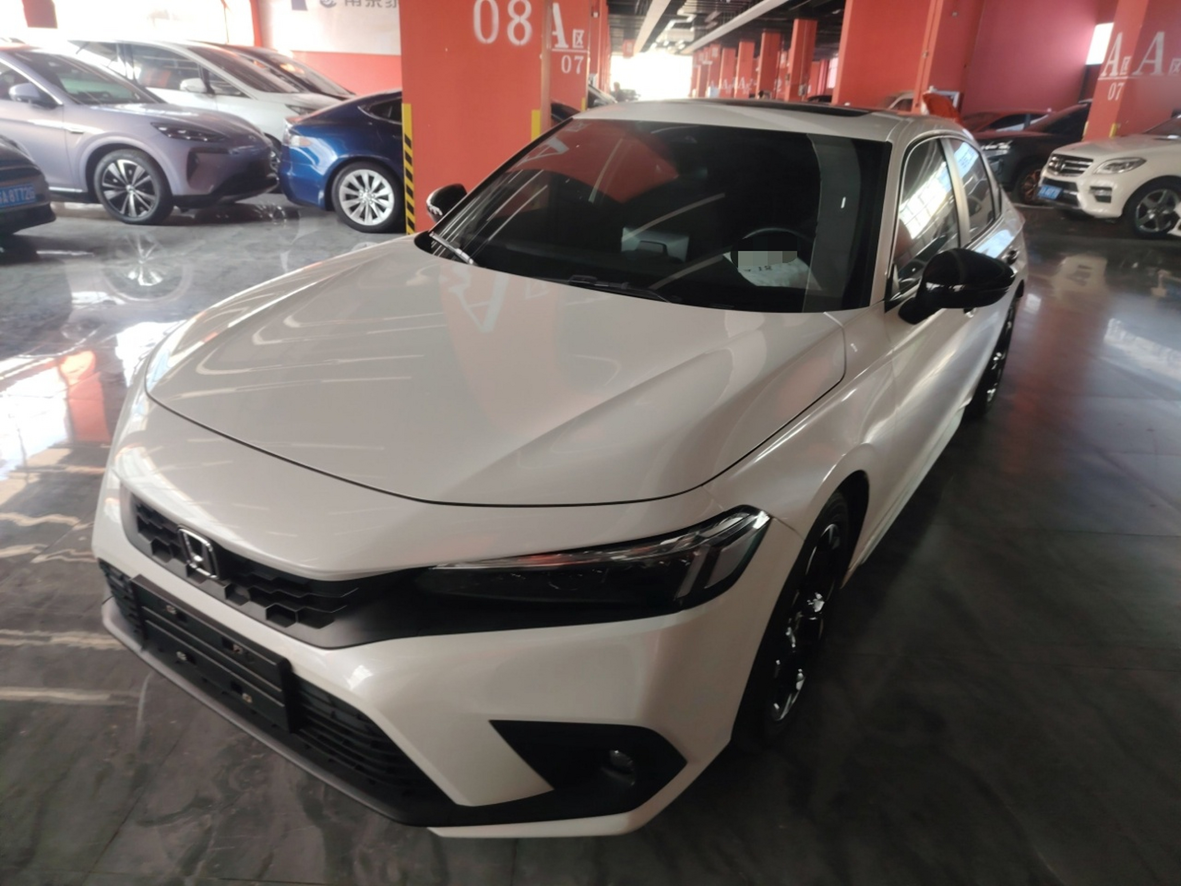 Под передней частью автомобиля