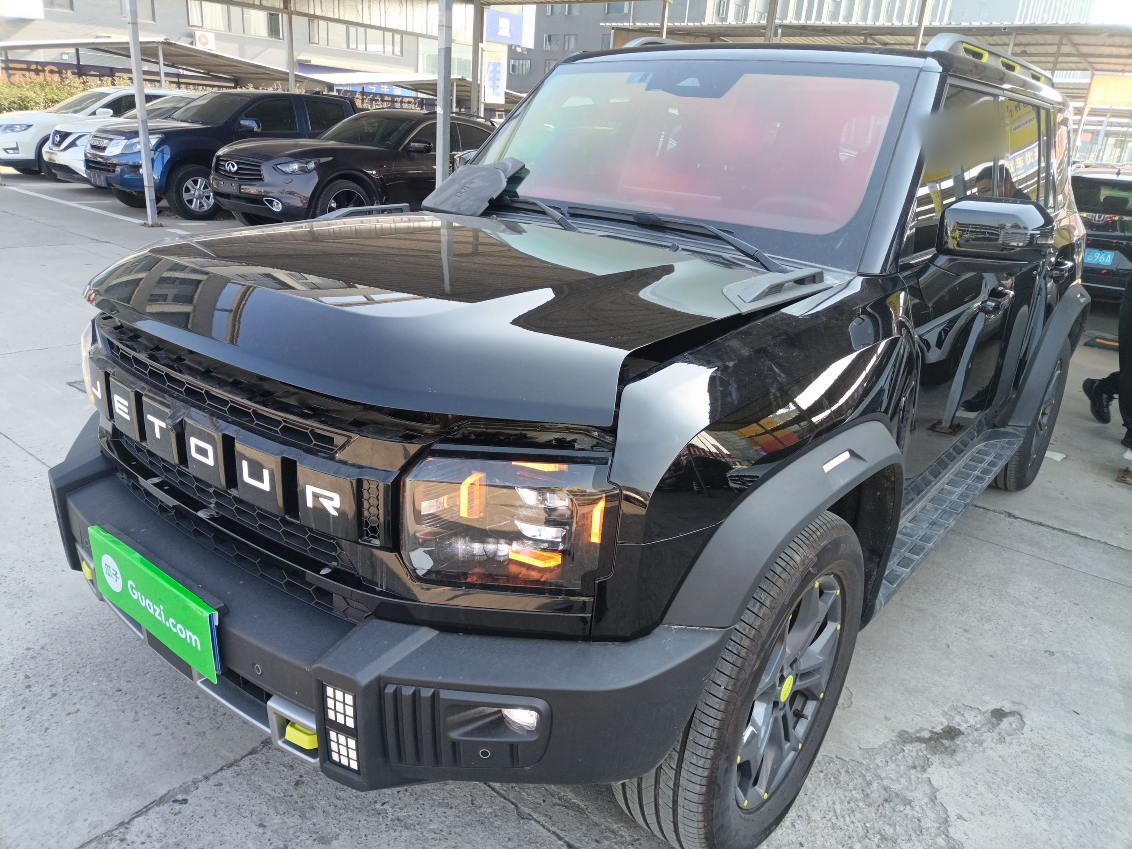 تحت مقدمة السيارة