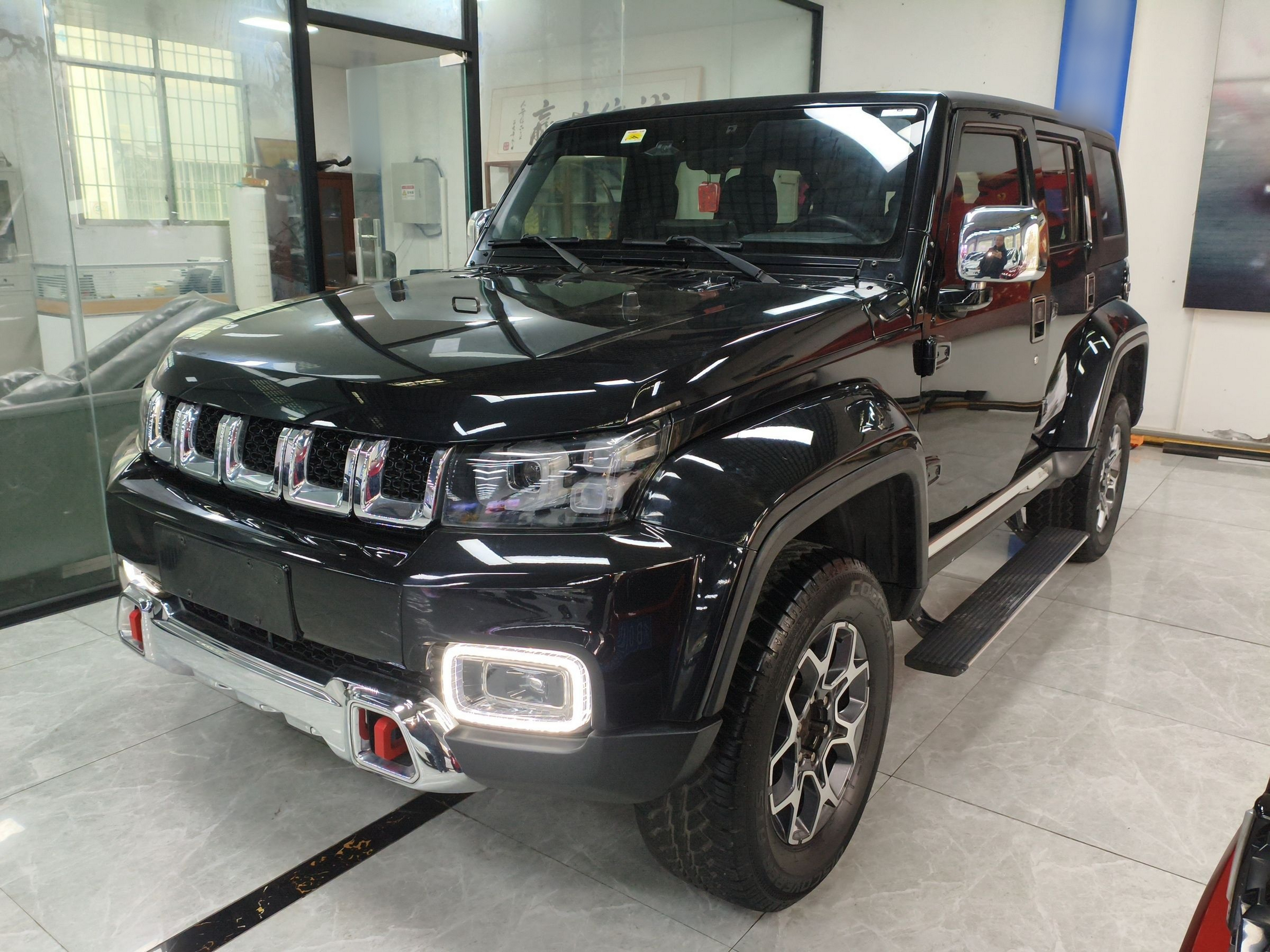 تحت مقدمة السيارة