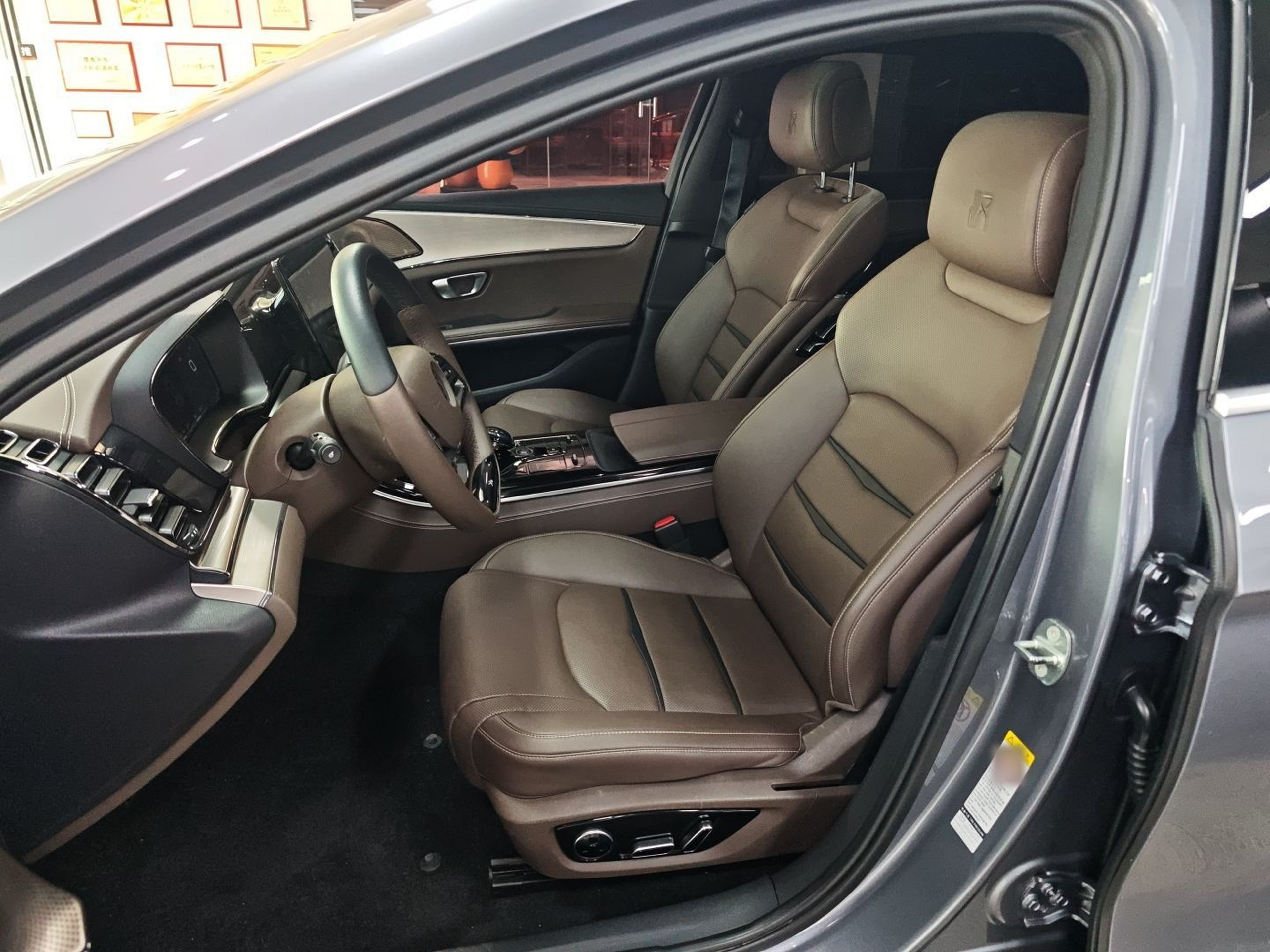 Переднее сиденье в автомобиле