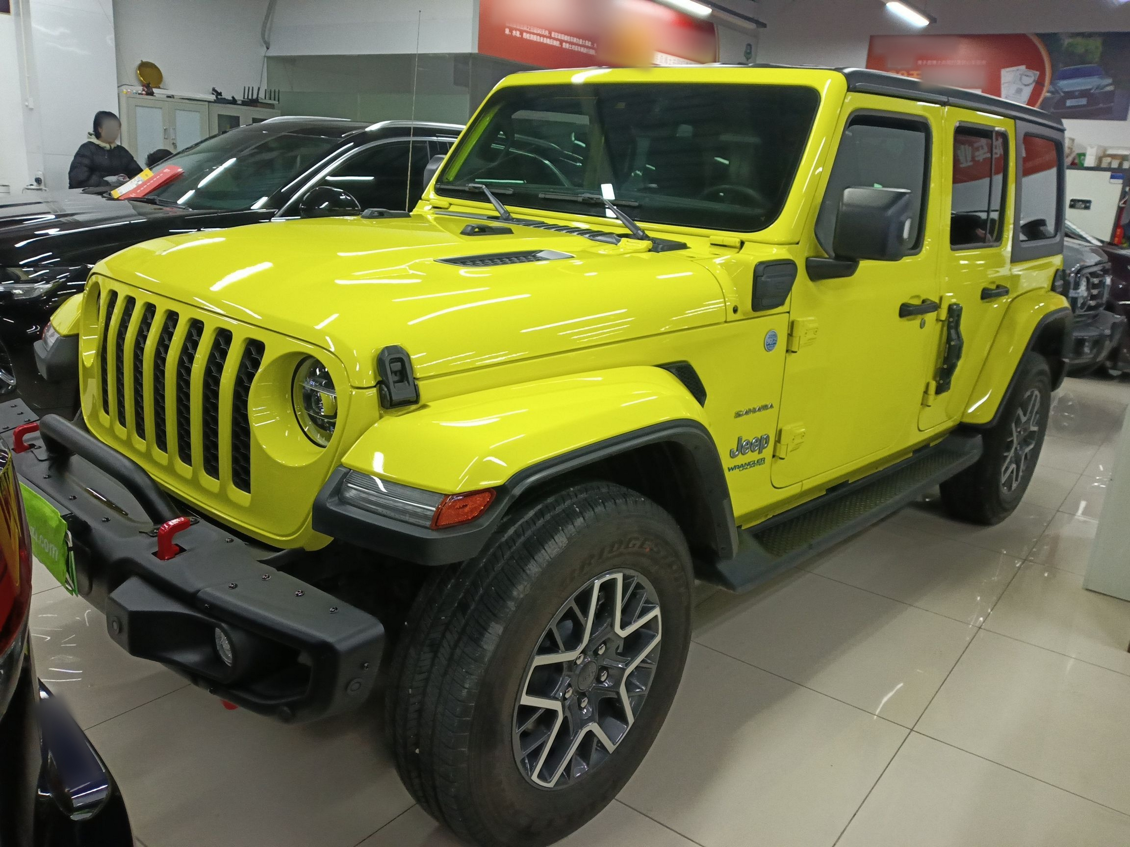 تحت مقدمة السيارة