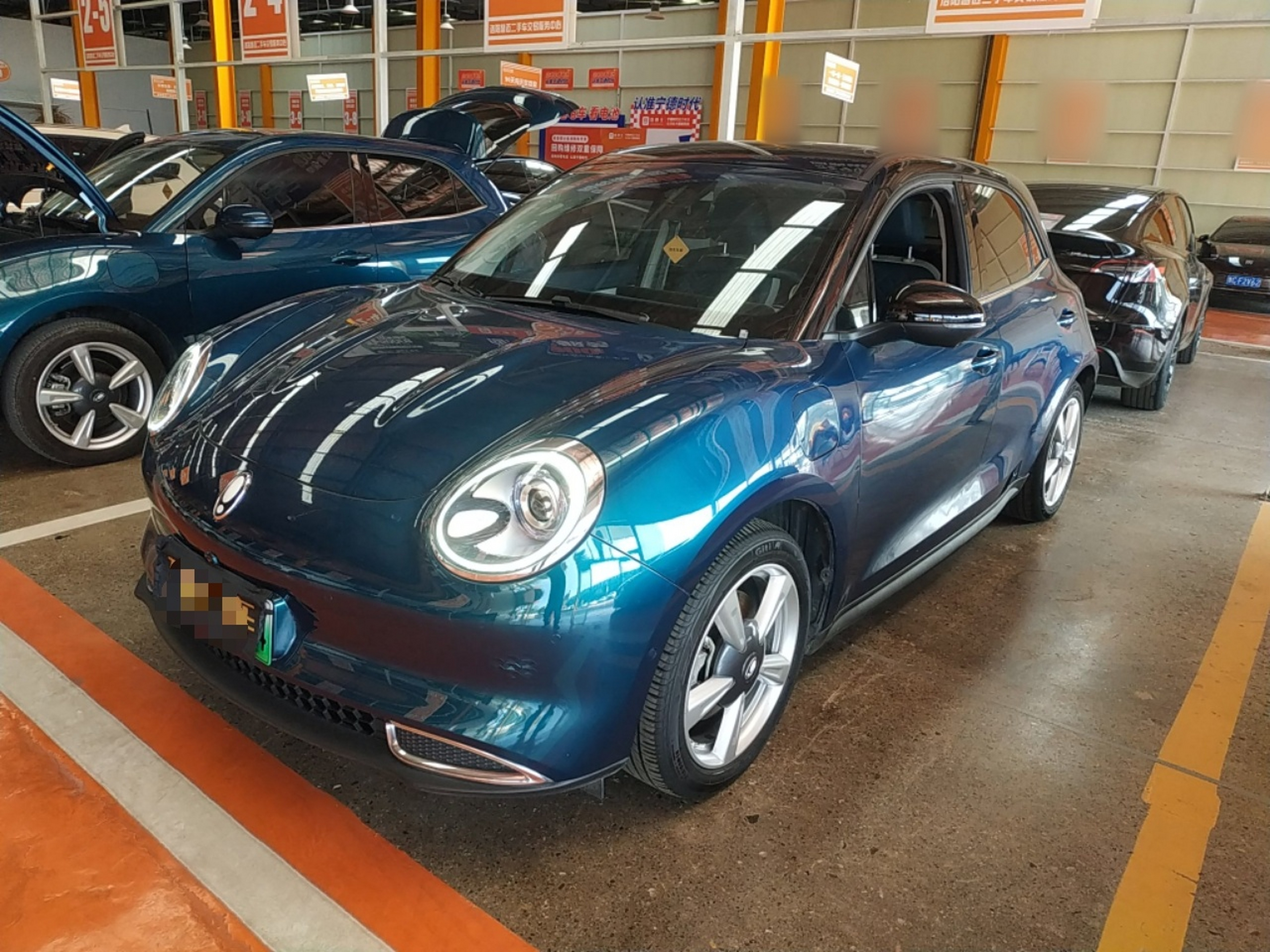 تحت مقدمة السيارة