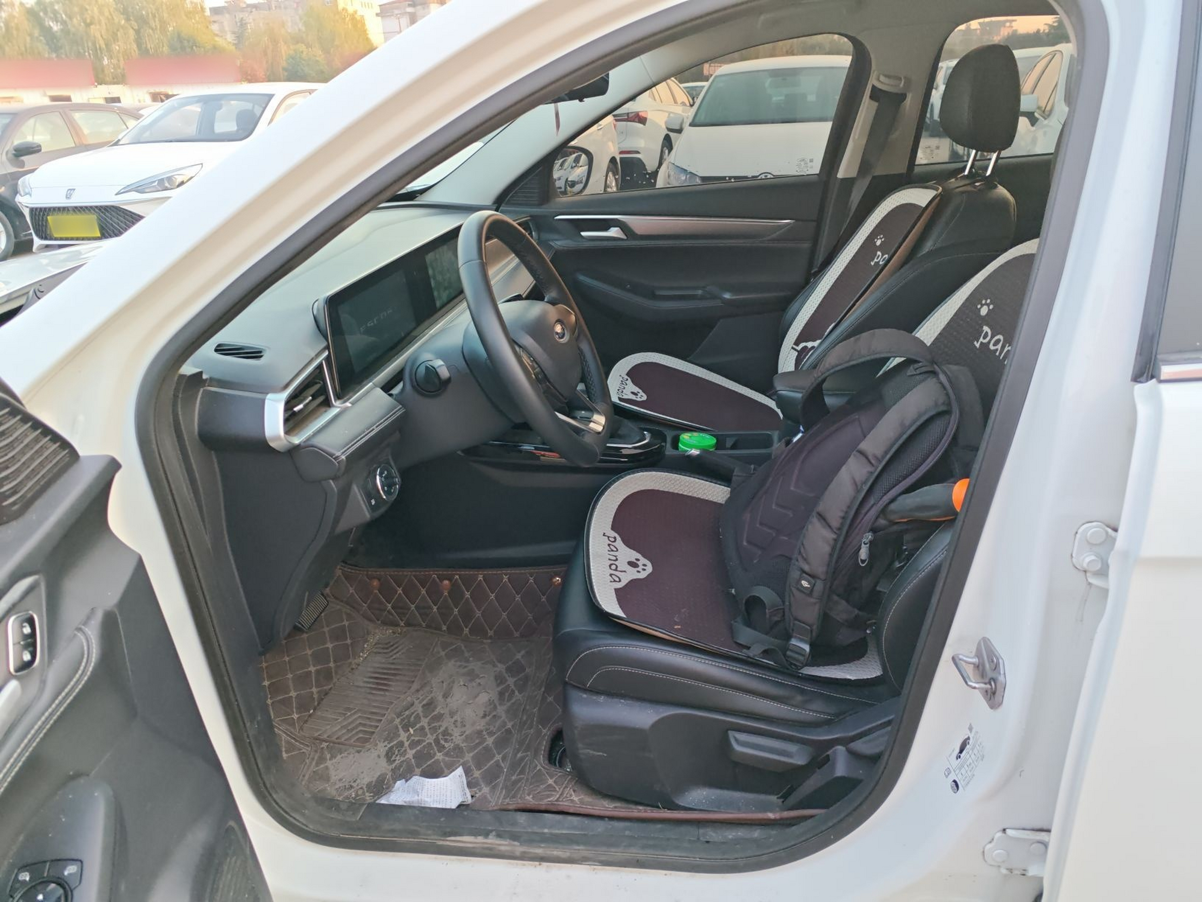 المقاعد الأمامية داخل السيارة