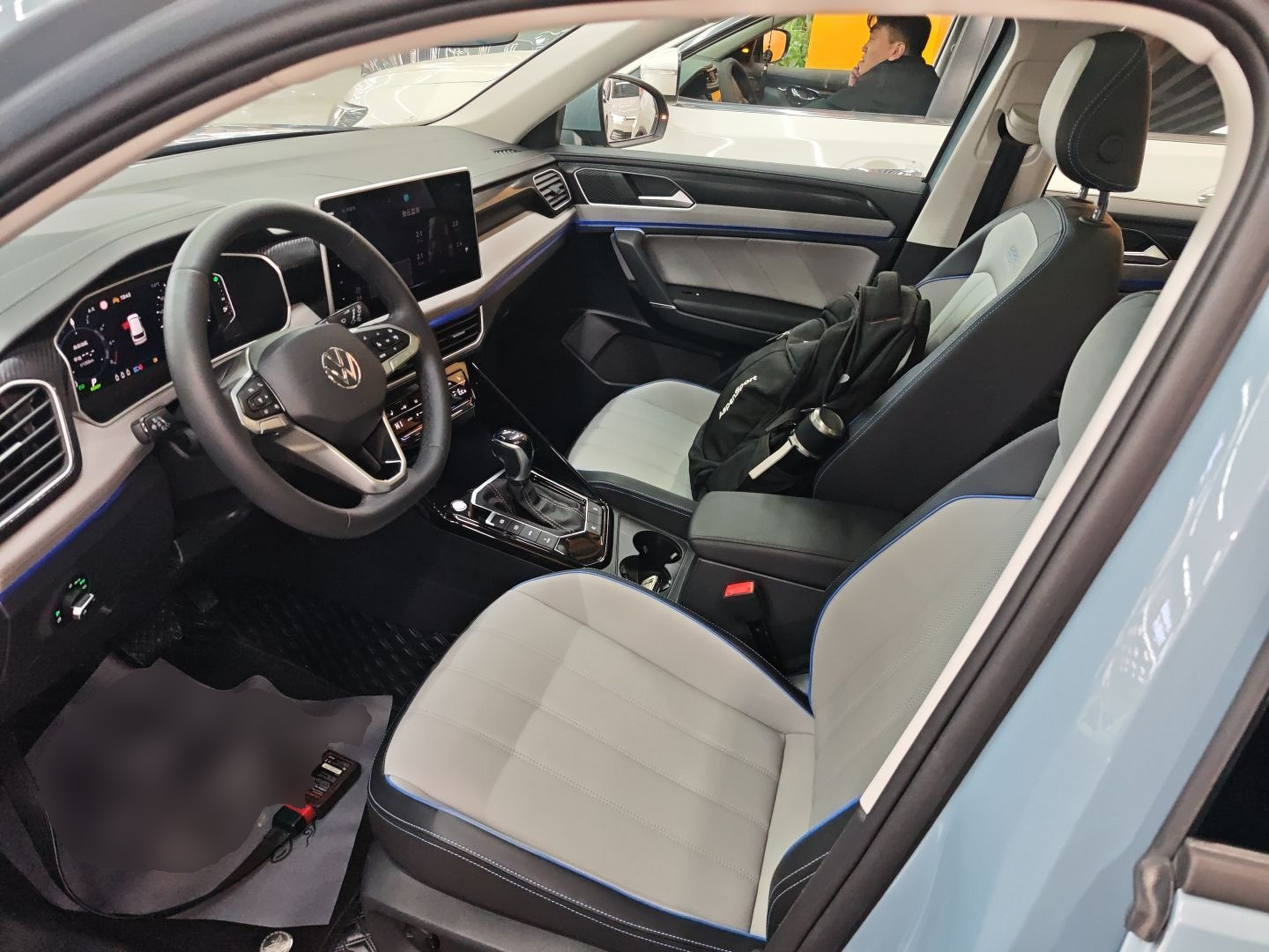 Переднее сиденье в автомобиле