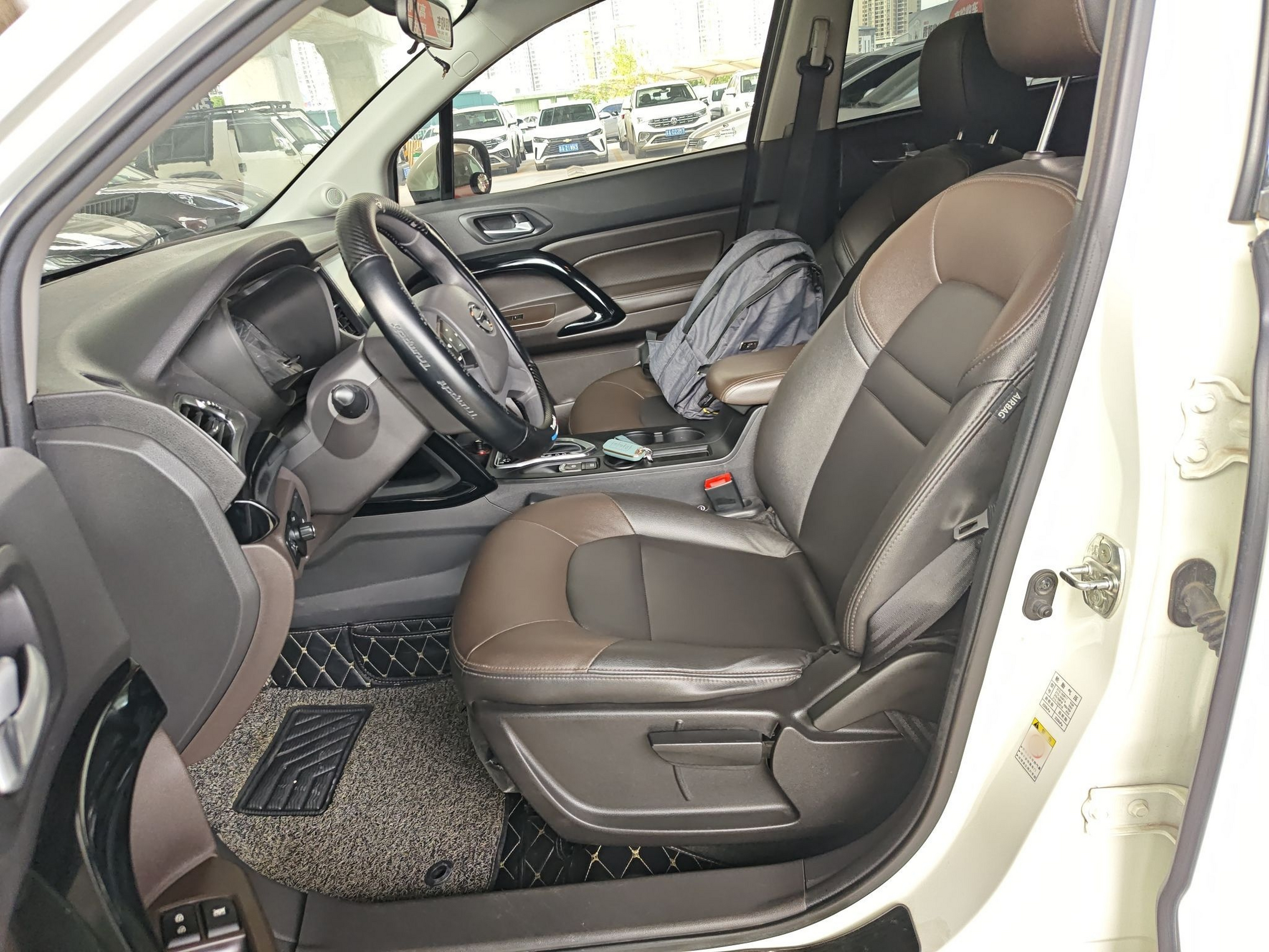 Переднее сиденье в автомобиле