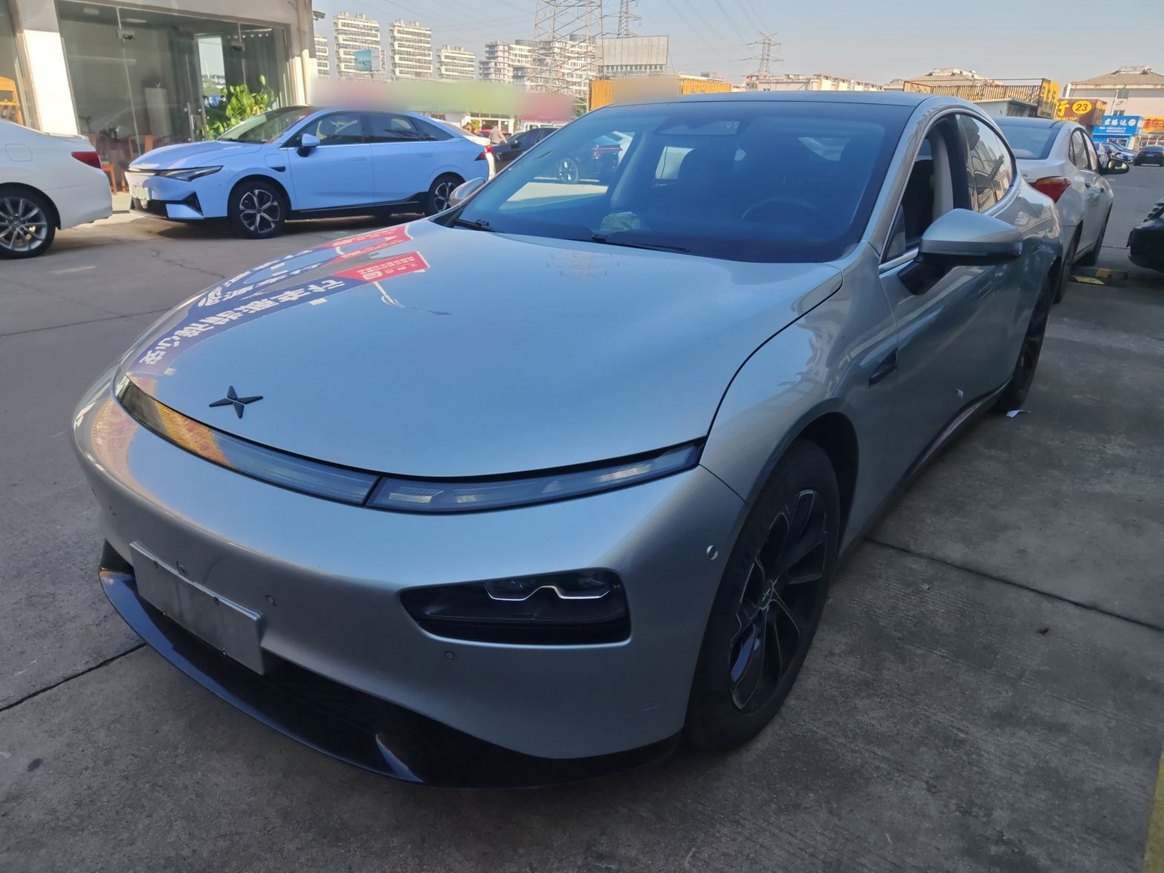 تحت مقدمة السيارة