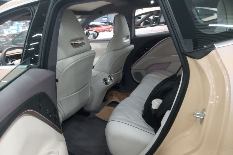 Used  11 2024 730 Luxury Edition with Three Lasers and Rear-Wheel Drive
